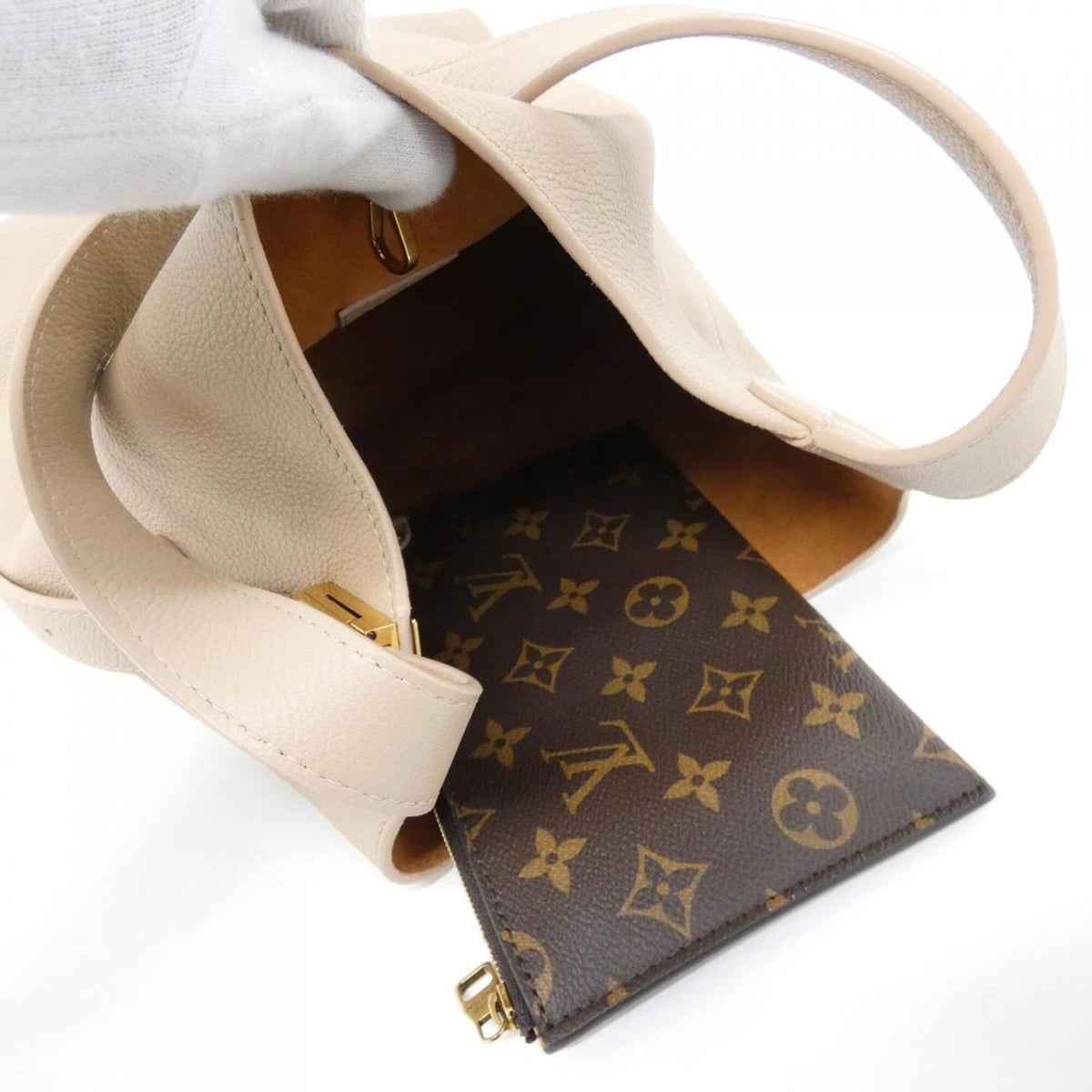 Louis Vuitton Gold Leather Shoulder Bag (Pre-Owned)