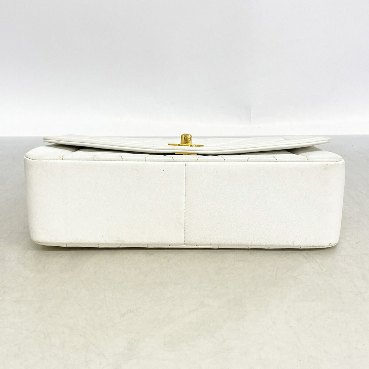 Chanel White Leather Shoulder Bag (Pre-Owned)