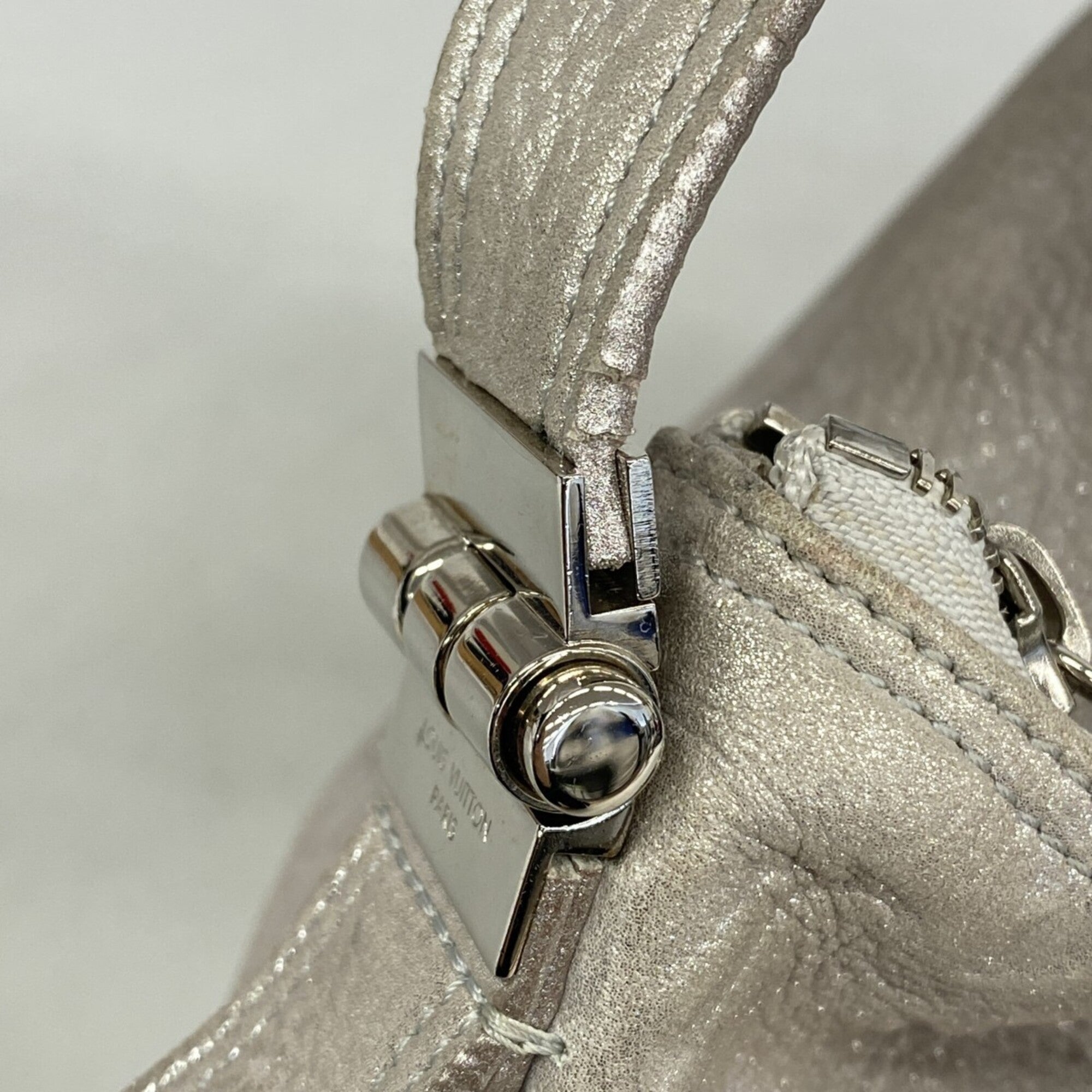 Louis Vuitton Argent Handbag (Pre-Owned)