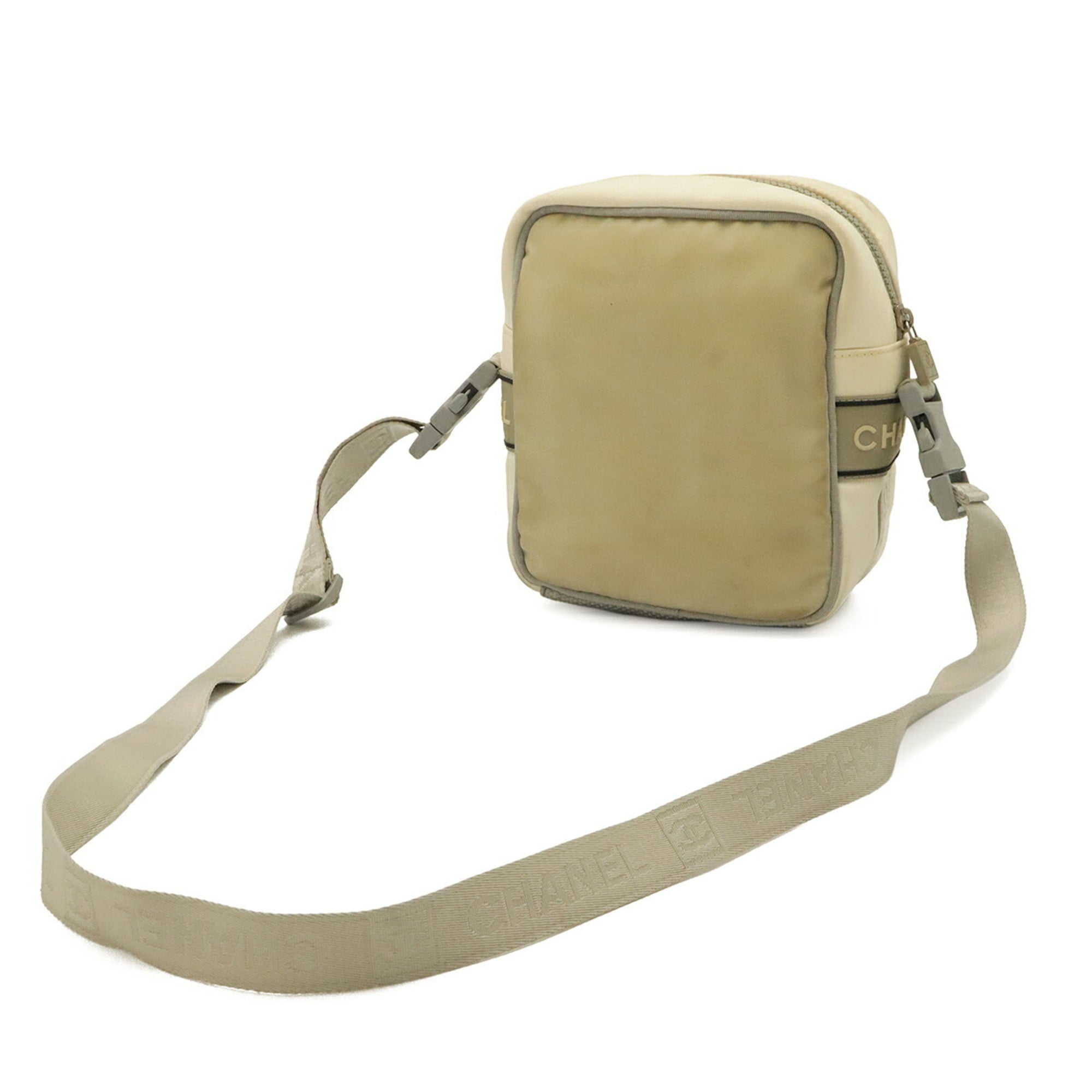 Chanel White Coated Canvas Pochette Shoulder Bag (Pre-Owned)