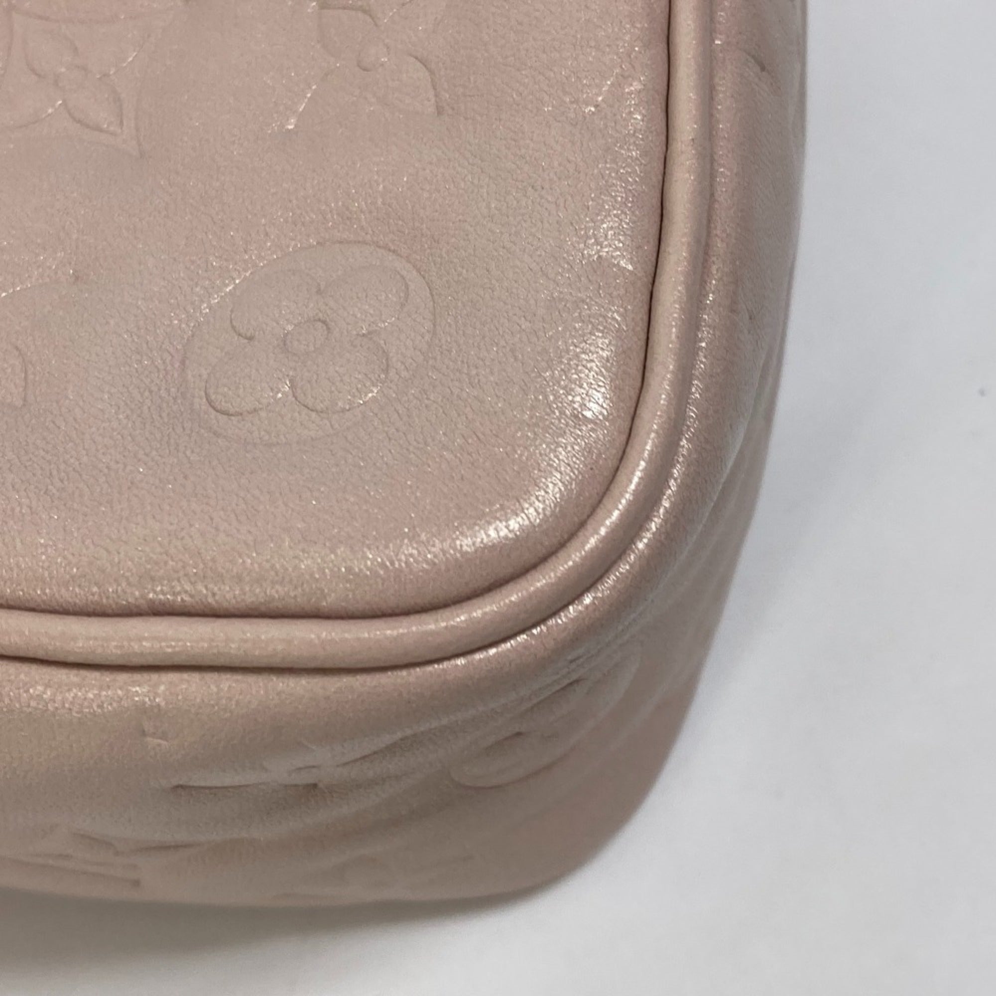 Louis Vuitton Light Pink Leather Pochette Shoulder Bag (Pre-Owned)
