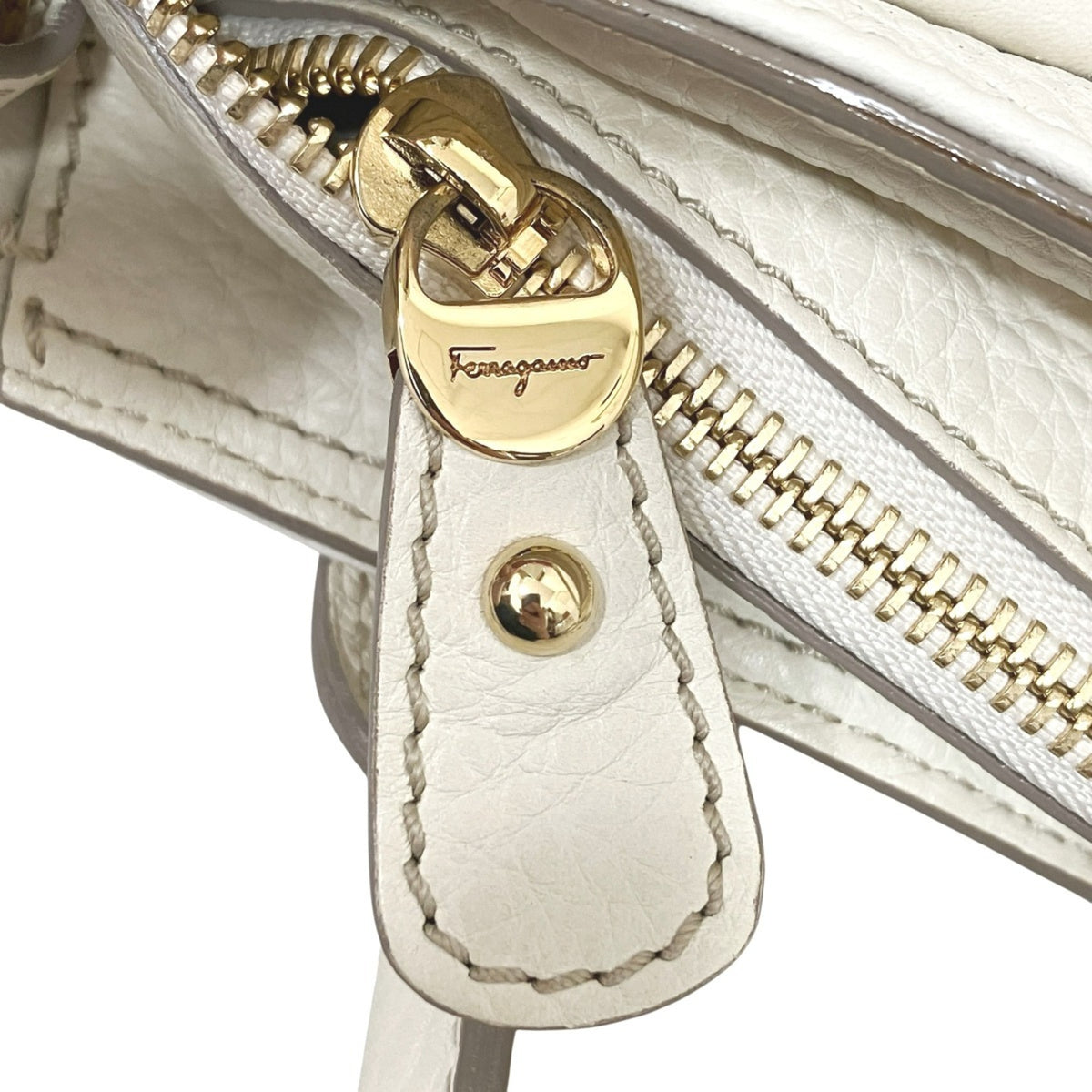 Salvatore Ferragamo White Leather Shoulder Bag (Pre-Owned)