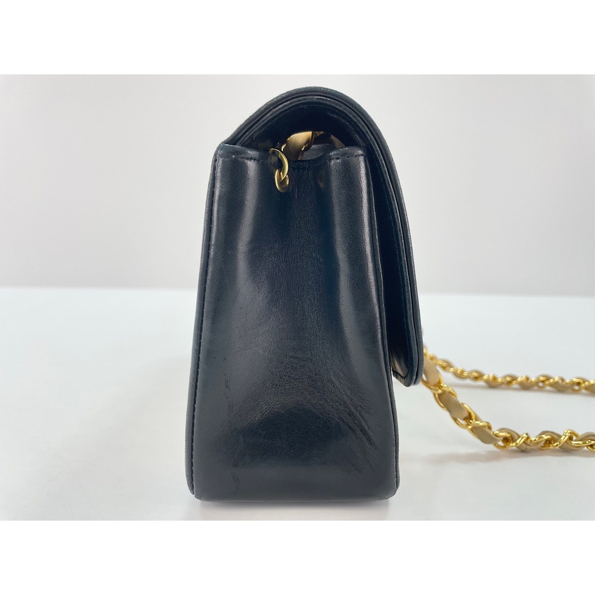 Chanel Beige Shoulder Bag (Pre-Owned)