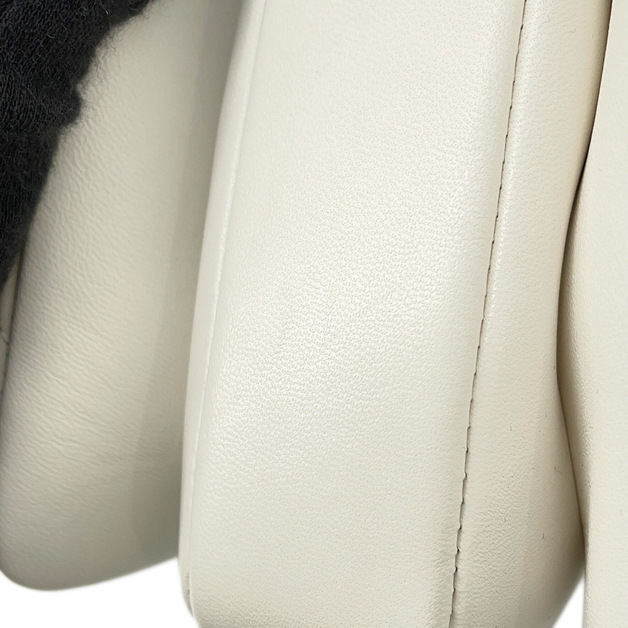 Chanel White Leather Handbag (Pre-Owned)