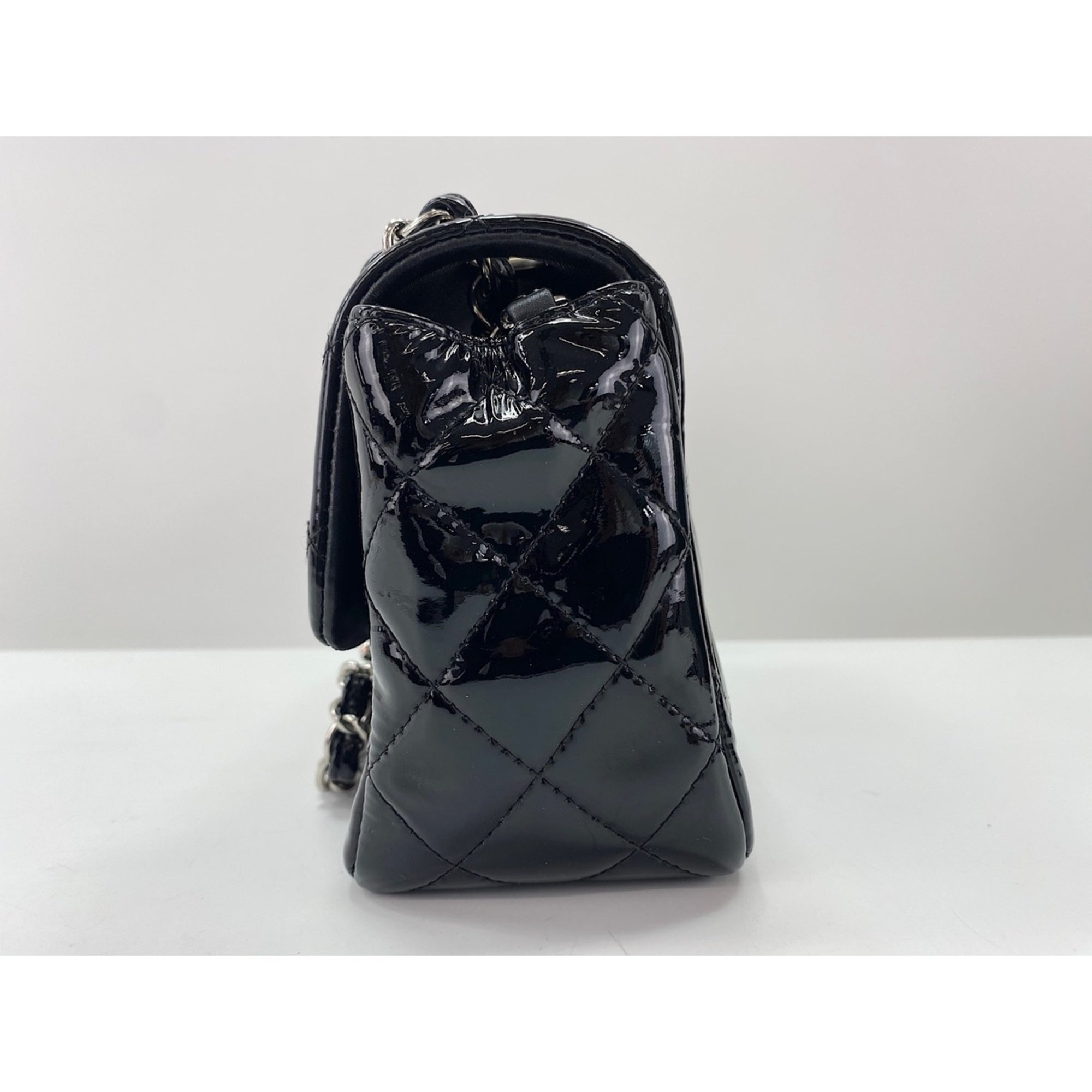 Chanel Black Shoulder Bag (Pre-Owned)