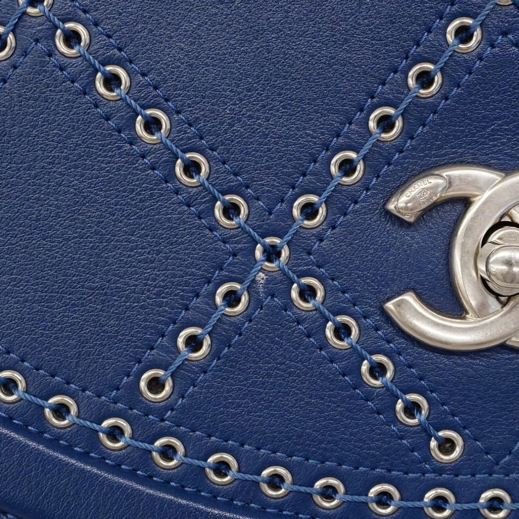 Chanel Blue Leather Shoulder Bag (Pre-Owned)