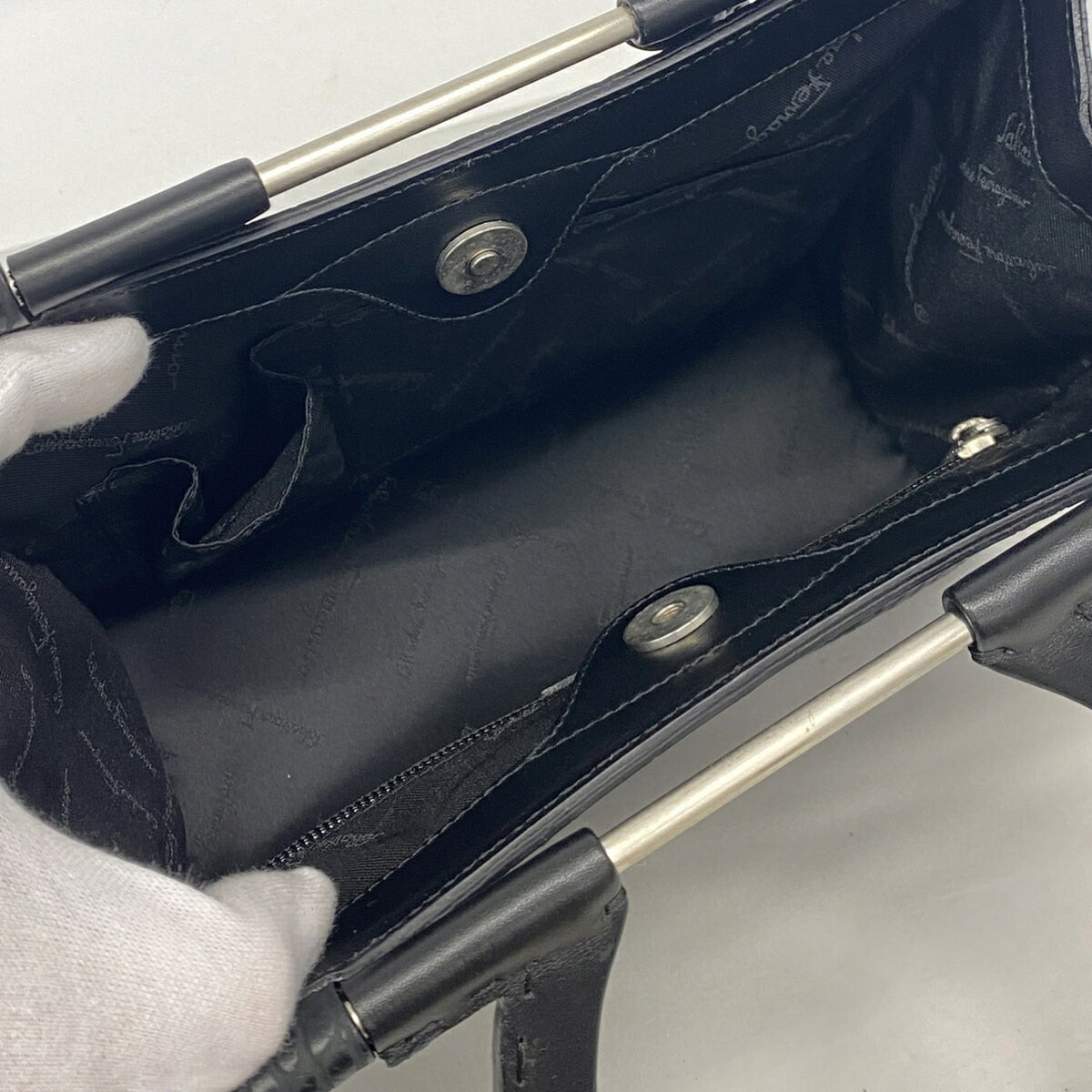 Salvatore Ferragamo Black Leather Handbag (Pre-Owned)