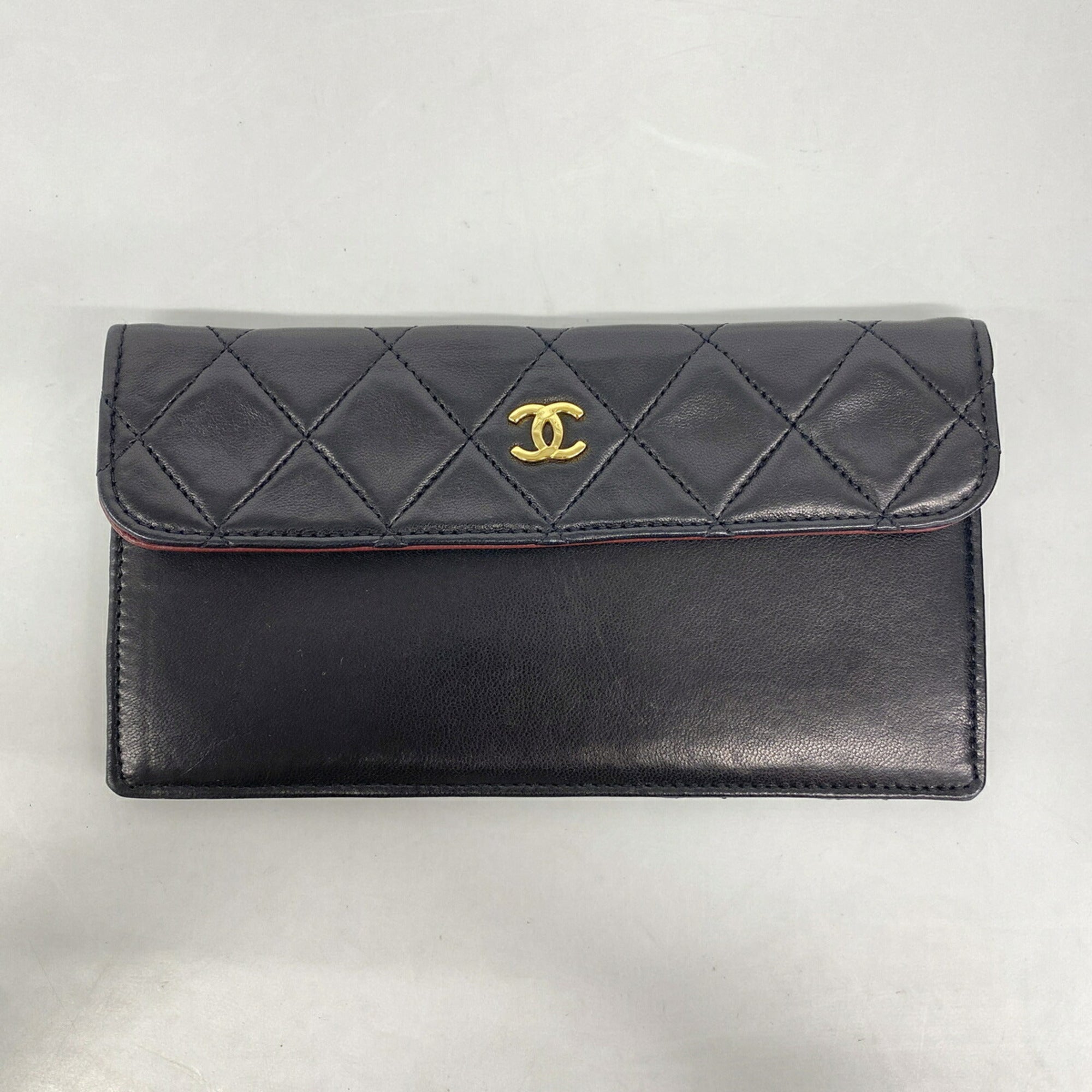 Chanel Black Leather Shoulder Bag (Pre-Owned)