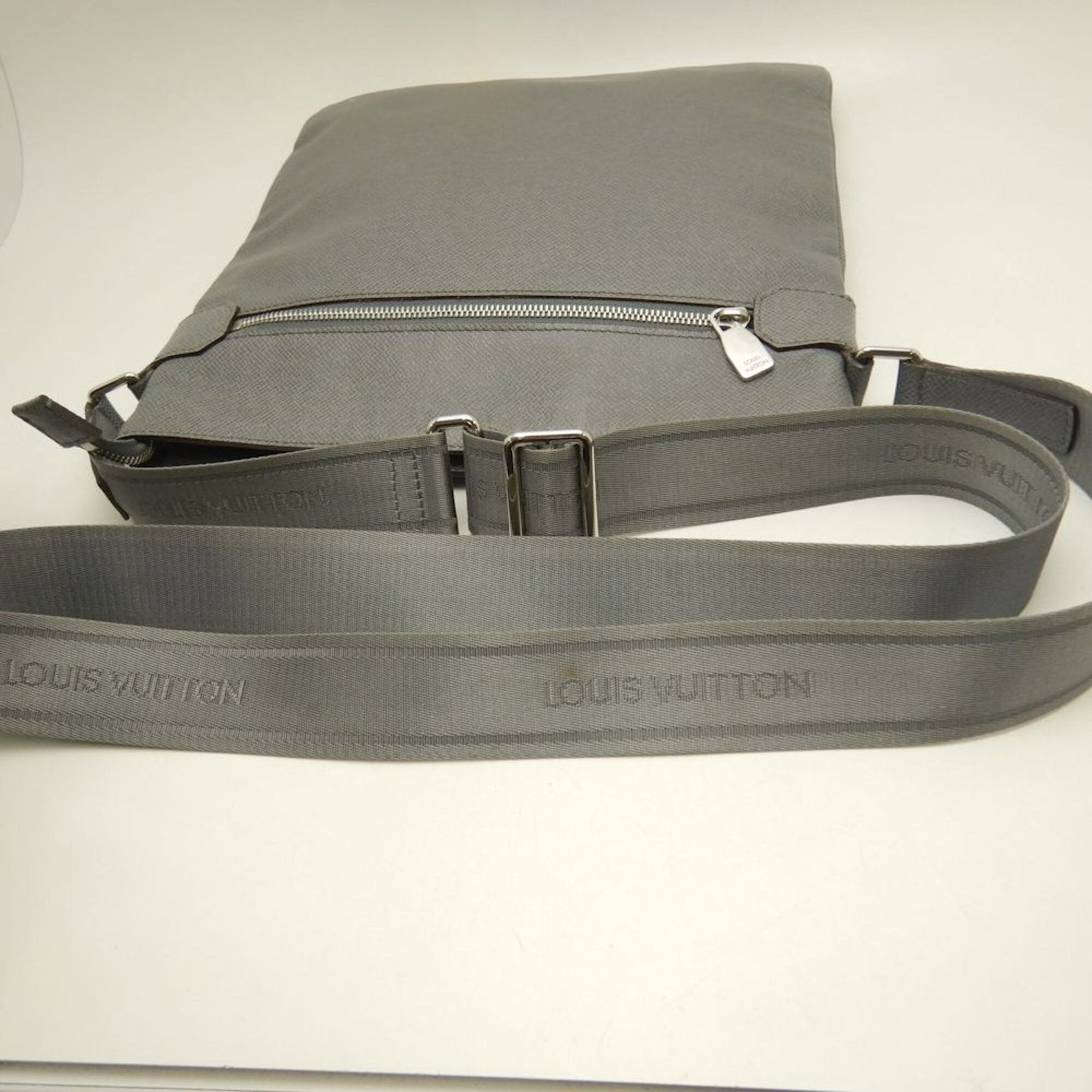 Louis Vuitton Taiga Glacier Taiga Leather Shoulder Bag (Pre-Owned)