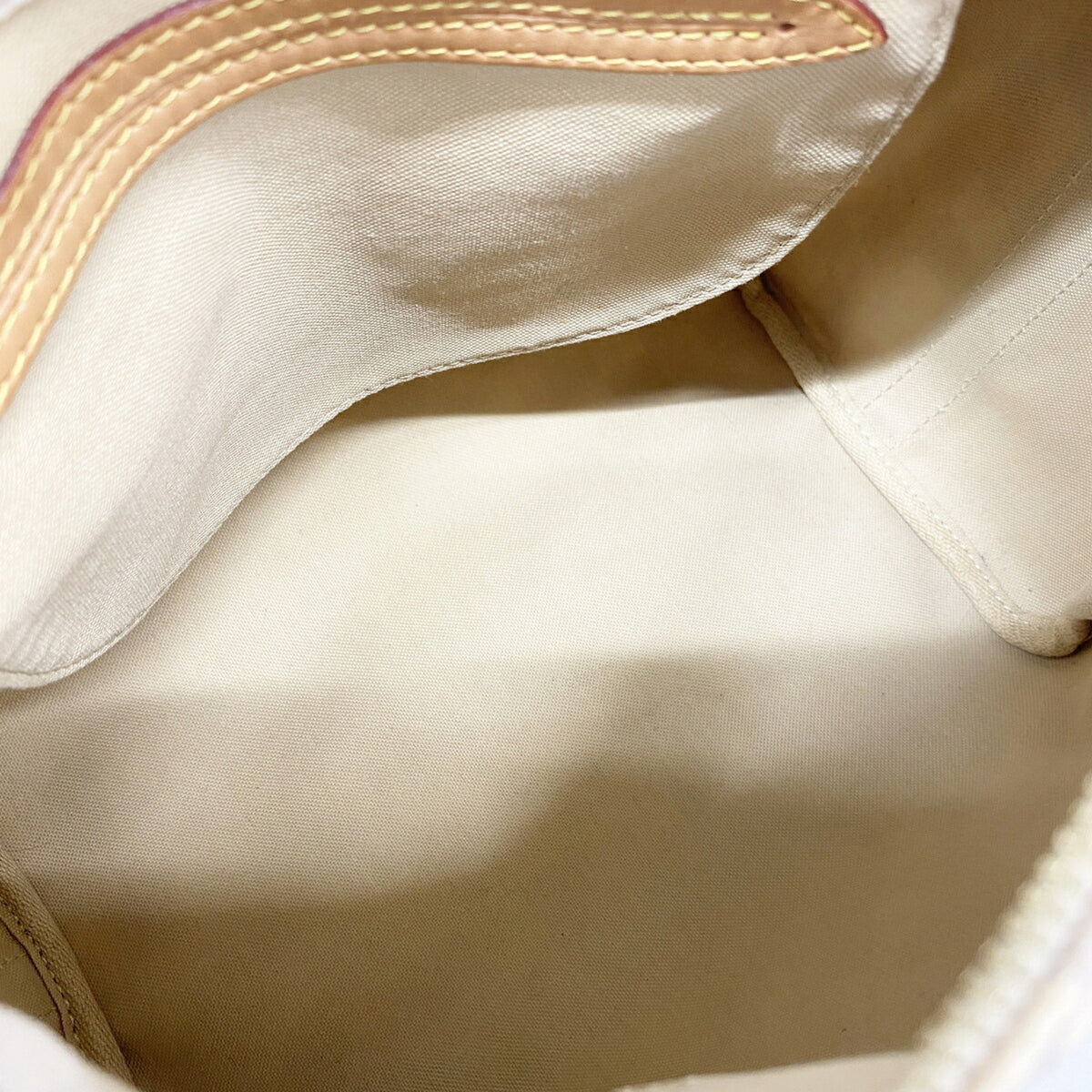 Louis Vuitton White Handbag (Pre-Owned)