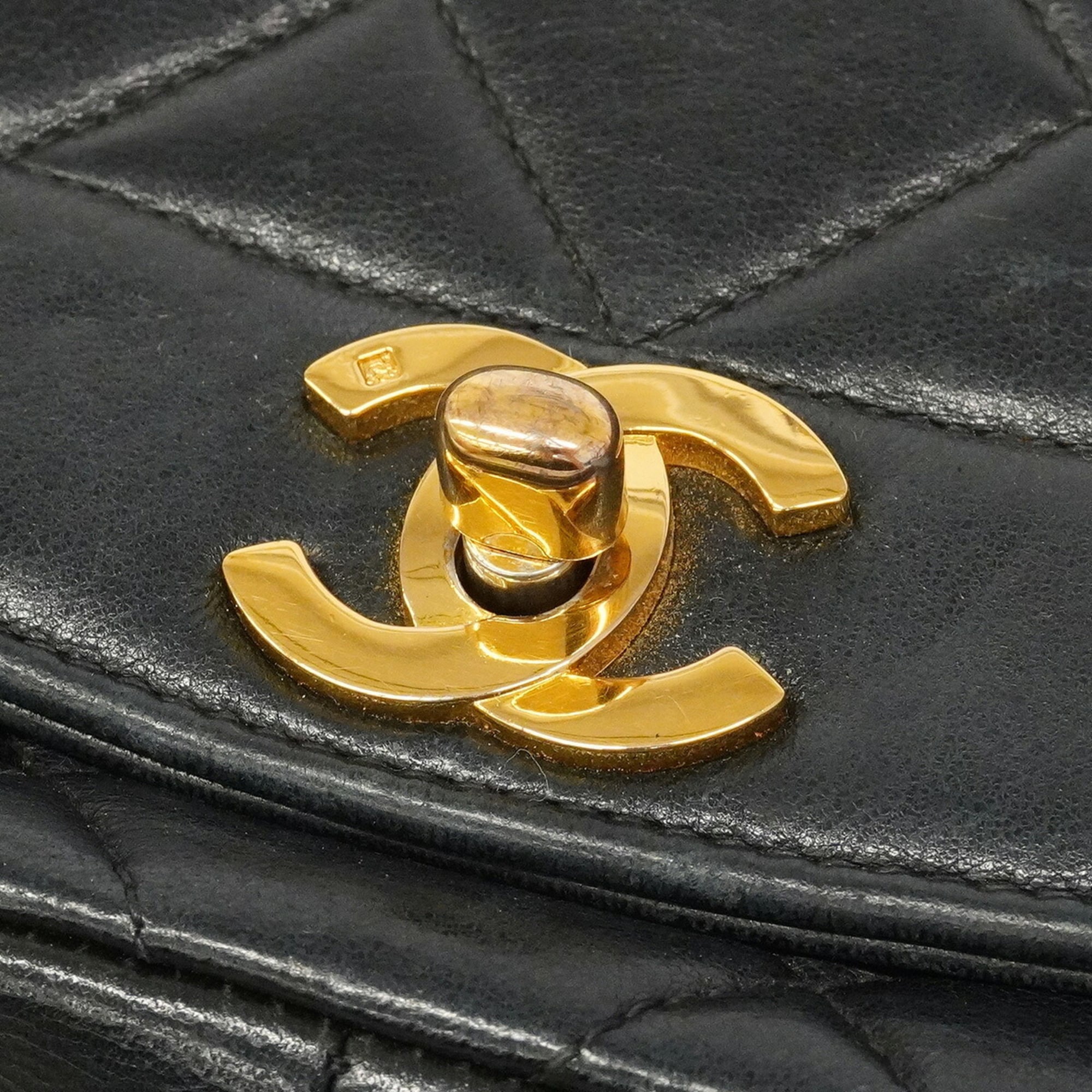 Chanel Black Leather Shoulder Bag (Pre-Owned)