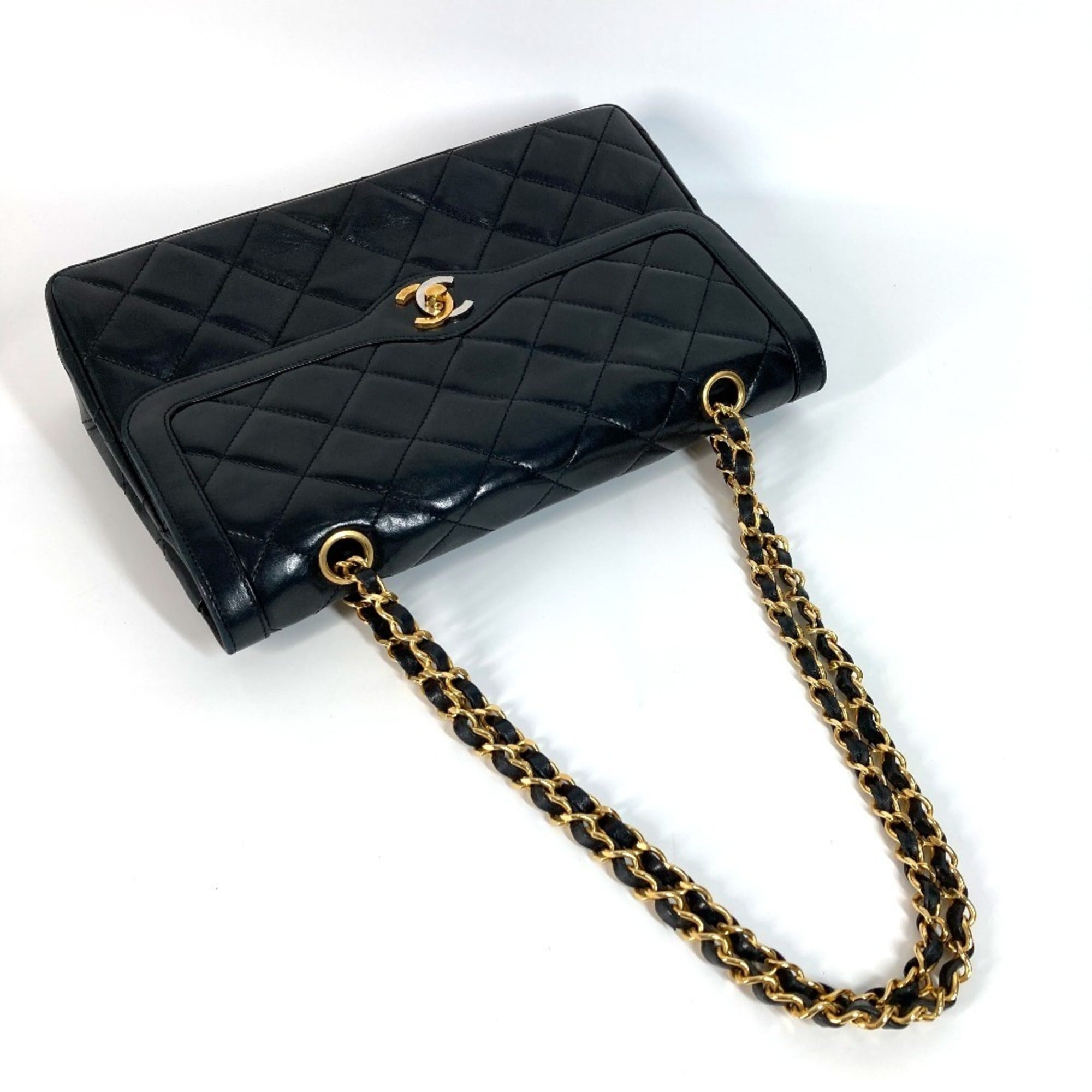 Chanel Black Leather Shoulder Bag (Pre-Owned)