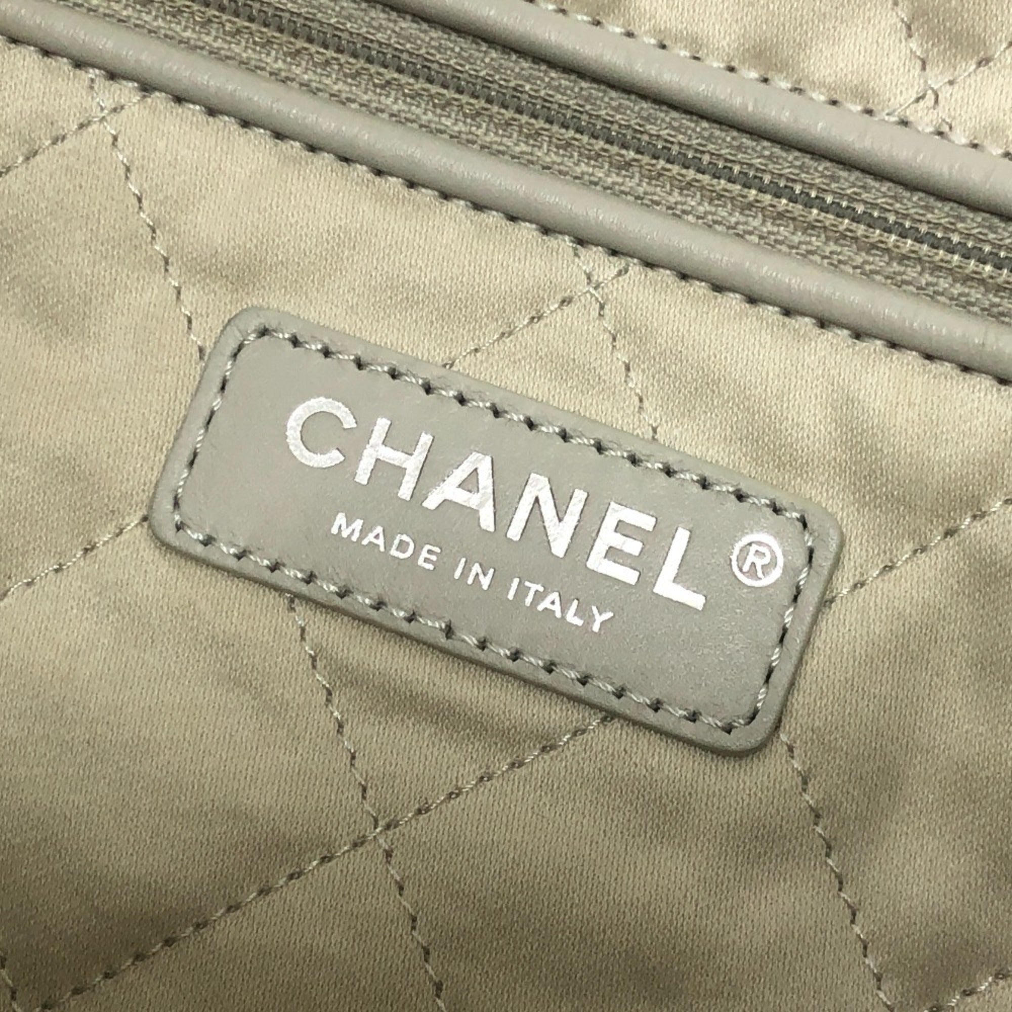Chanel Gray Leather Shoulder Bag (Pre-Owned)