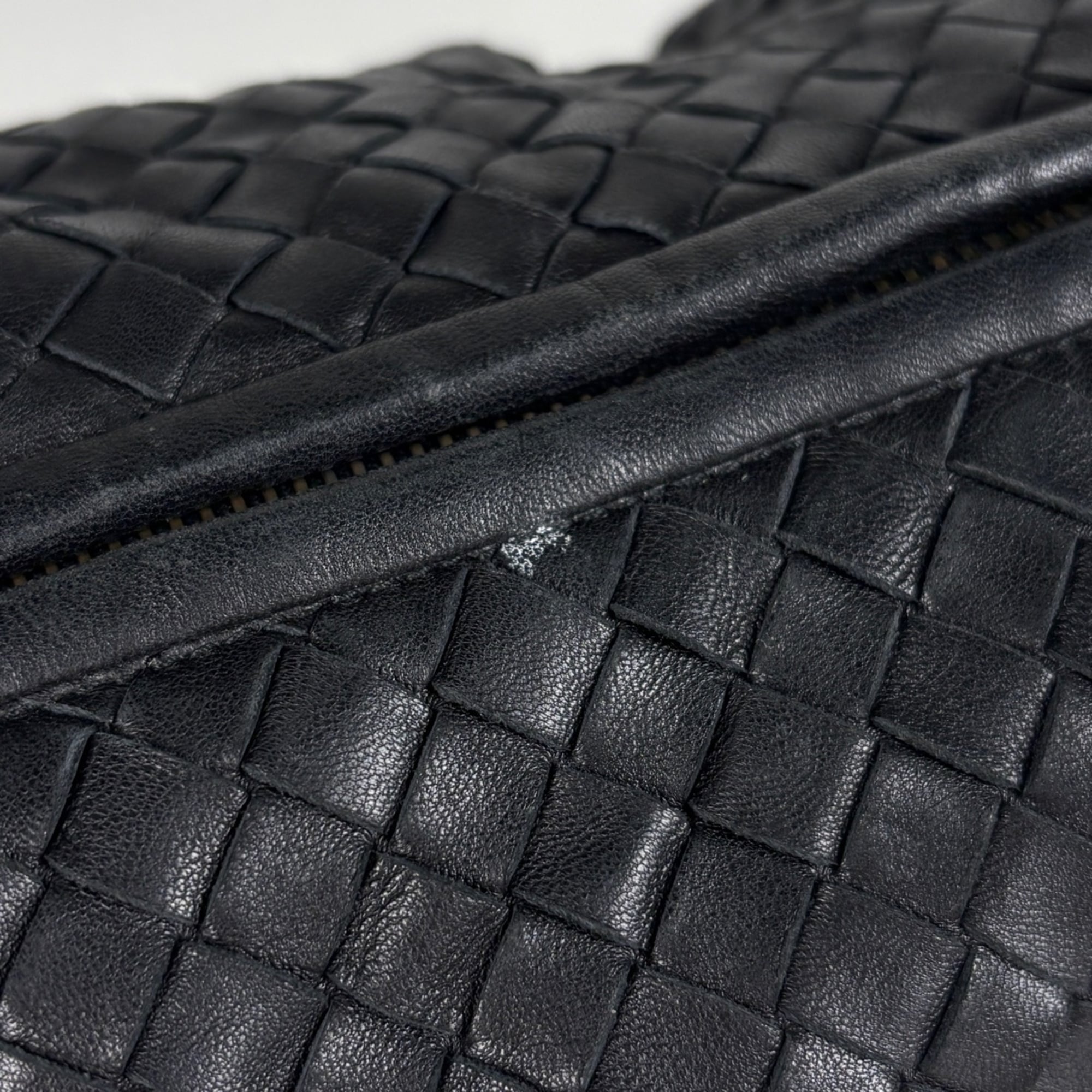 Bottega Veneta Beige Black Intrecciato Leather Shoulder Bag (Pre-Owned)