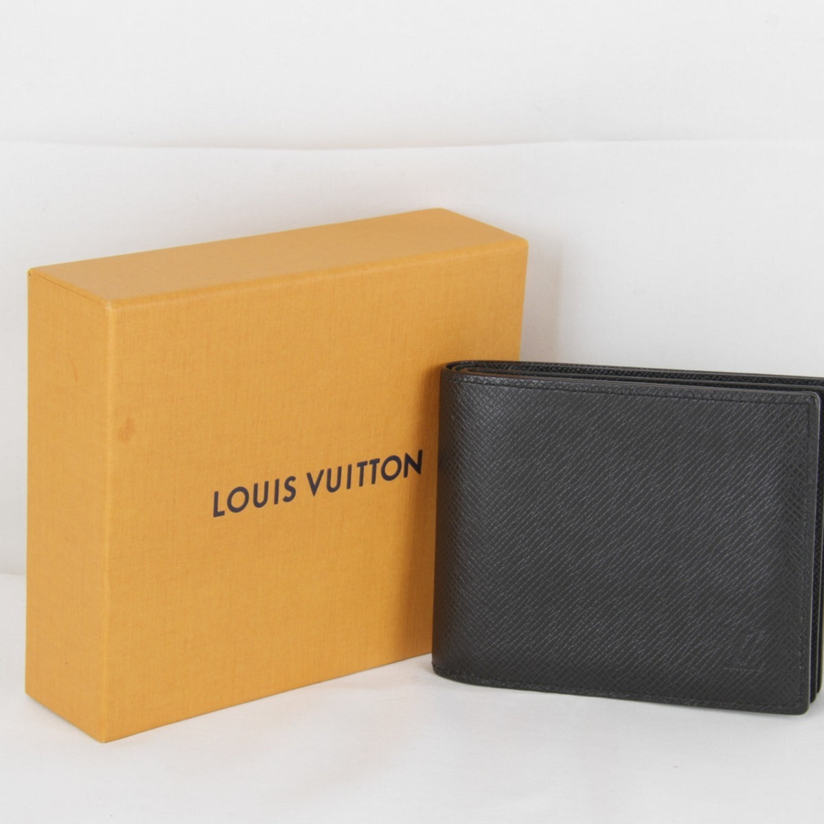 Louis Vuitton Taiga Black Taiga Leather Wallet (Bi-Fold) (Pre-Owned)