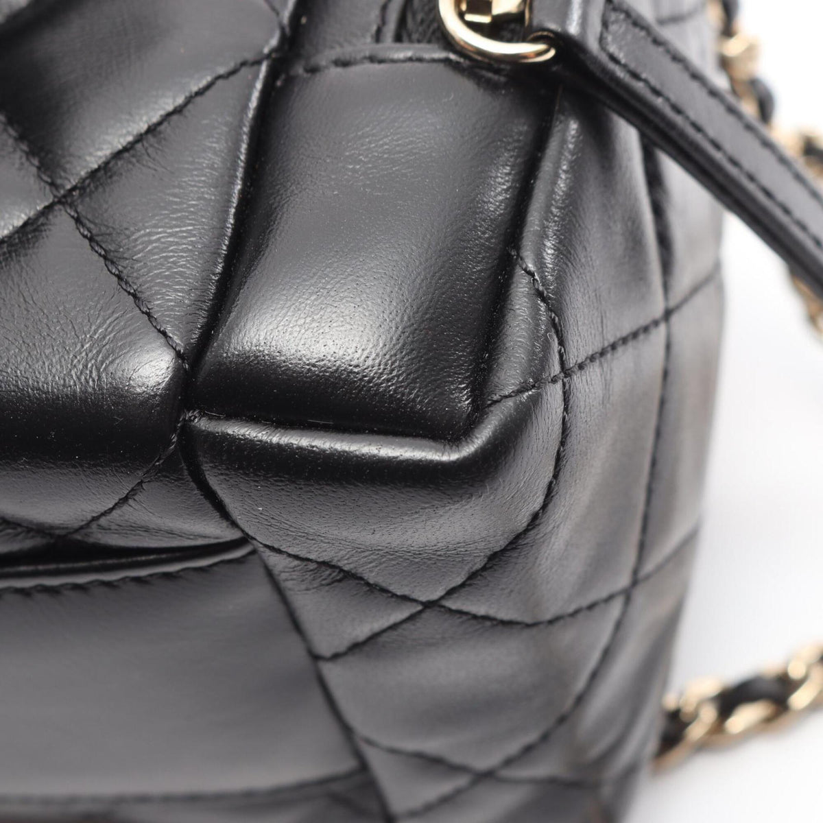 Chanel Matelasse Black Leather Shoulder Bag (Pre-Owned)