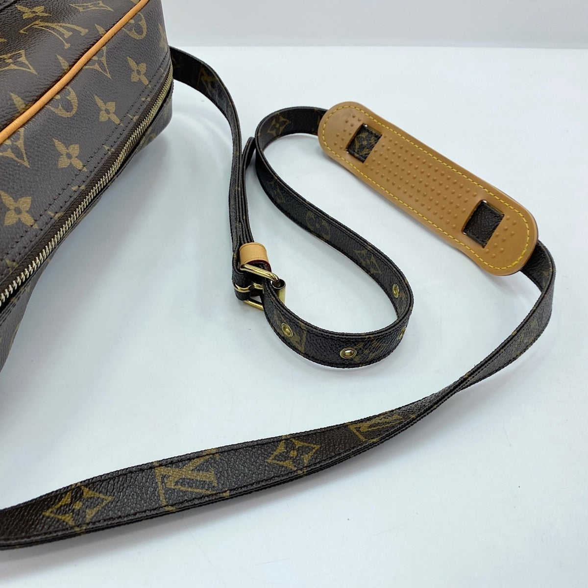 Louis Vuitton Brown Shoulder Bag (Pre-Owned)