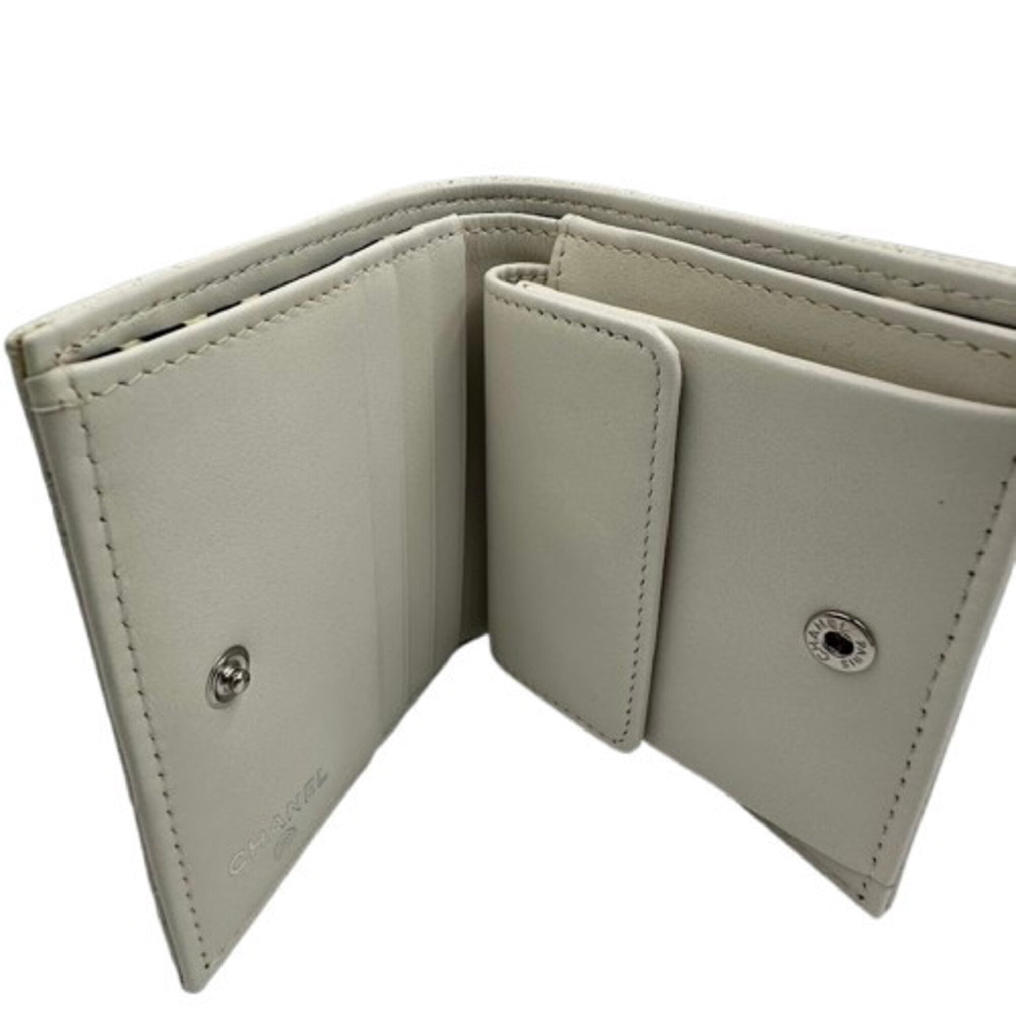 Chanel White Grained Calfskin Wallet (Bi-Fold) (Pre-Owned)