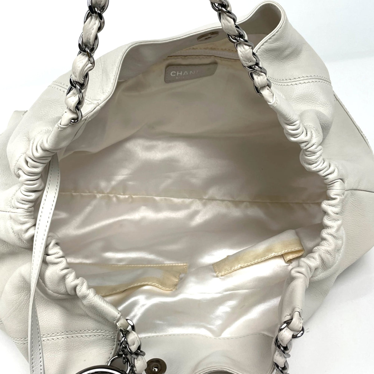 Chanel Ivory Leather Shoulder Bag (Pre-Owned)