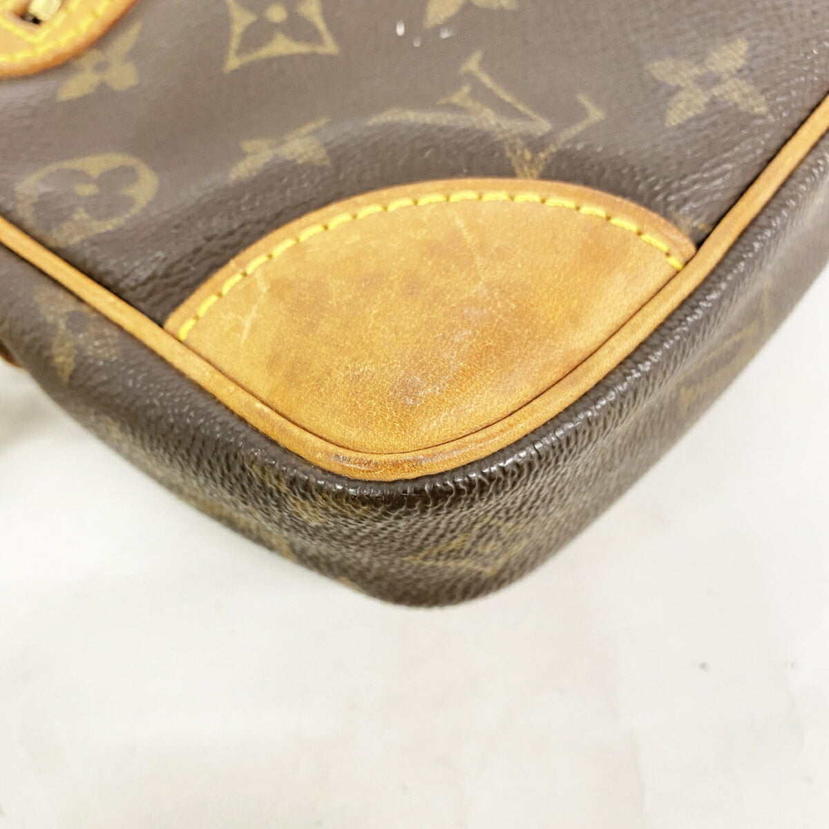 Louis Vuitton Brown Clutch Bag (Pre-Owned)