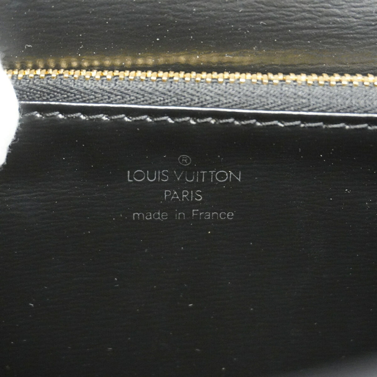 Louis Vuitton Noir Handbag (Pre-Owned)