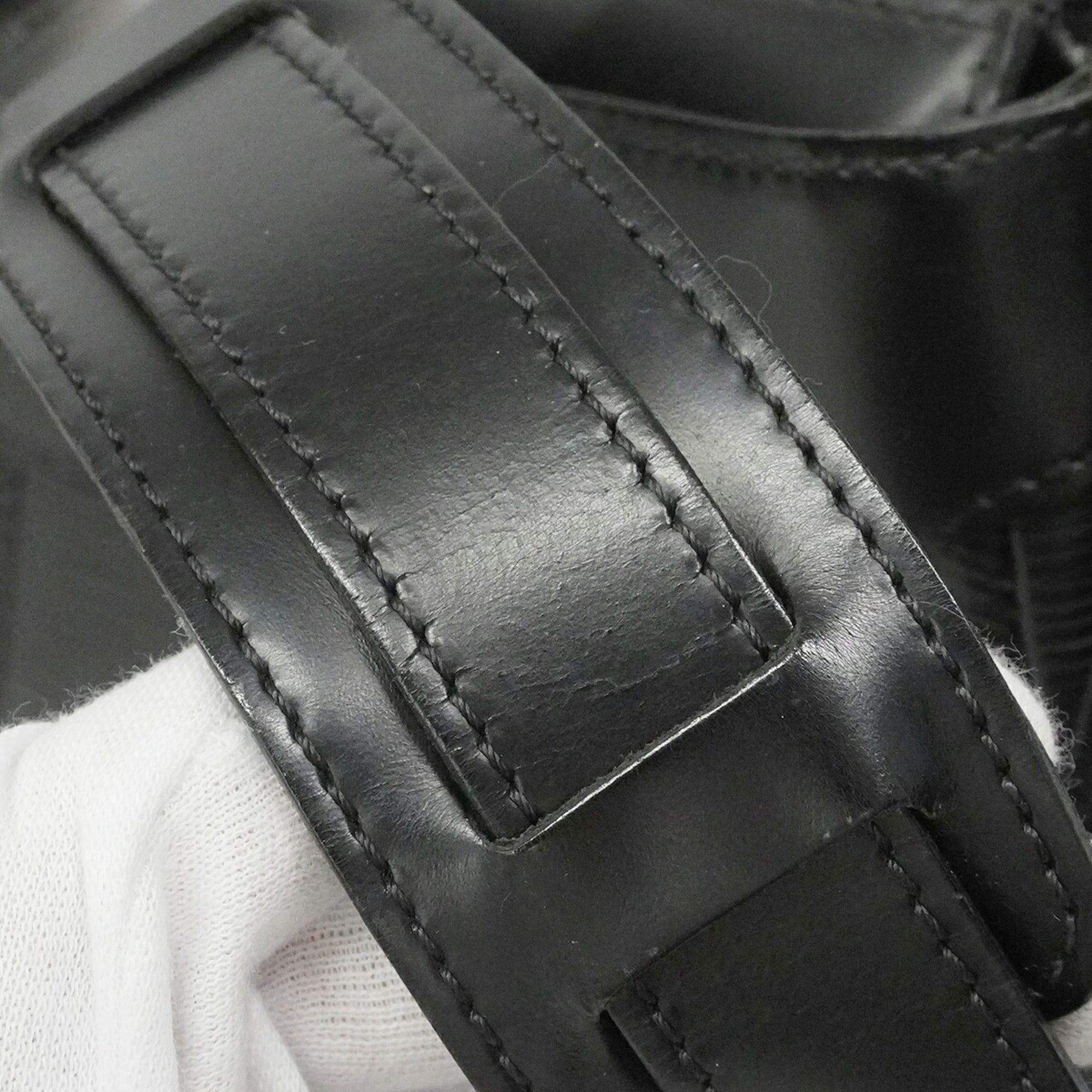 Louis Vuitton Noir Shoulder Bag (Pre-Owned)