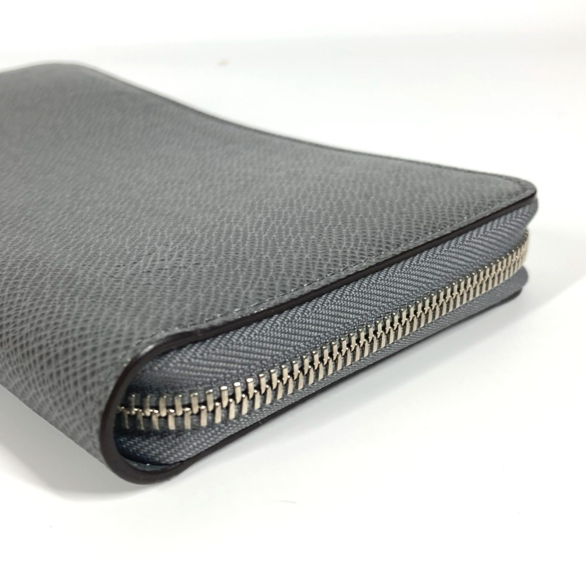Louis Vuitton Glacier Gray Taiga Leather Long Wallet (Bi-Fold) (Pre-Owned)