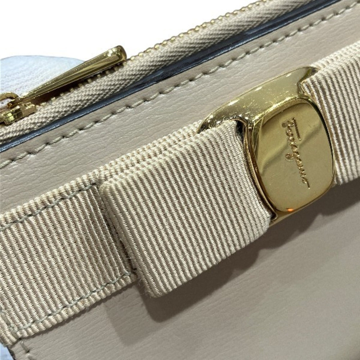 Salvatore Ferragamo Beige Coin Purse/Coin Case (Pre-Owned)