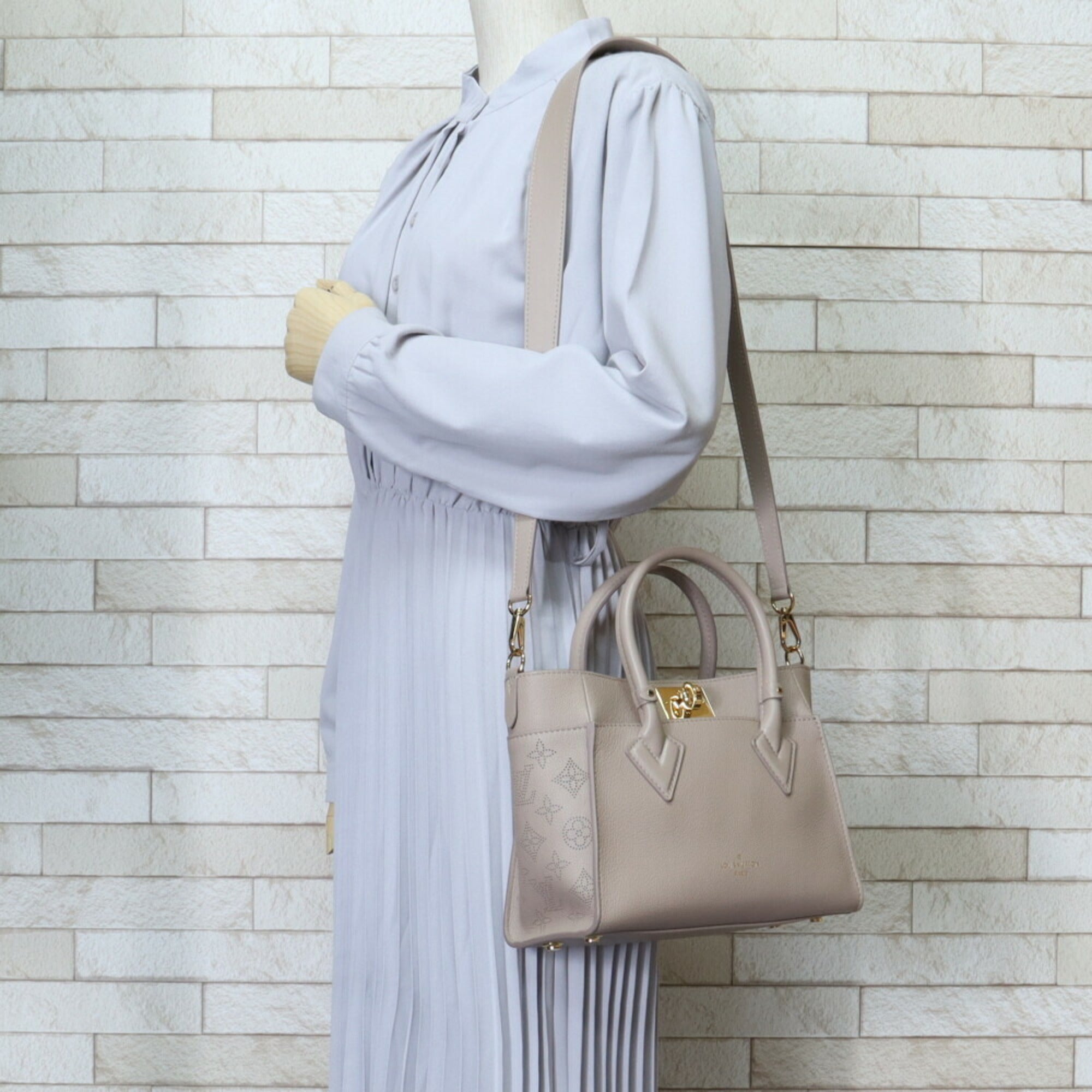 Louis Vuitton Beige Galle Leather Mahina Leather Shoulder Bag (Pre-Owned)