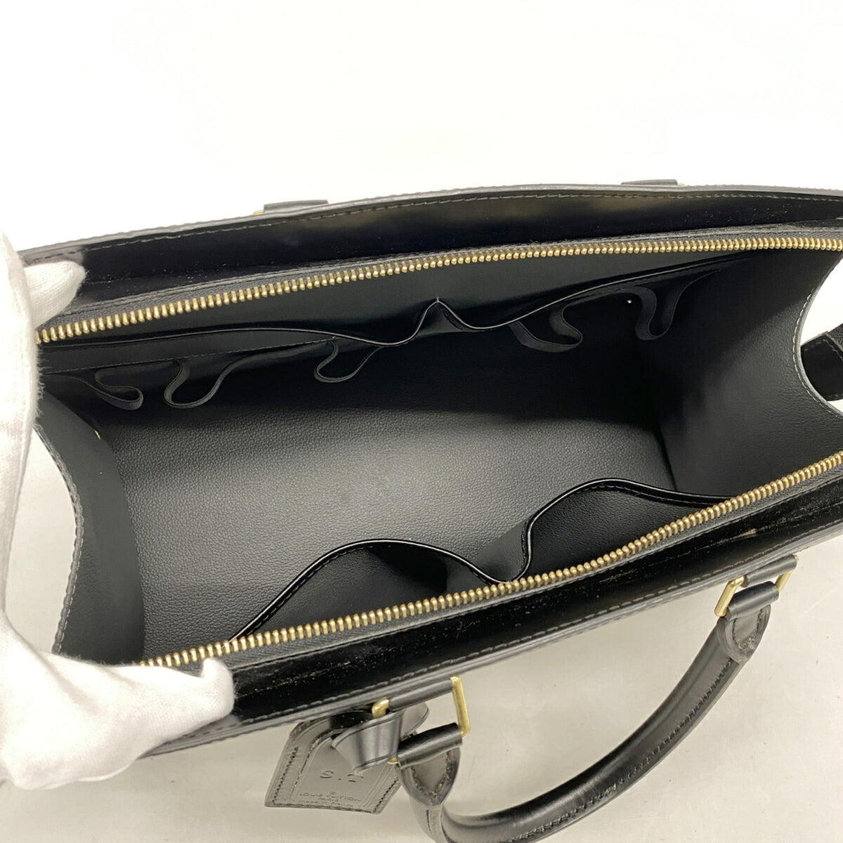 Louis Vuitton Noir Handbag (Pre-Owned)