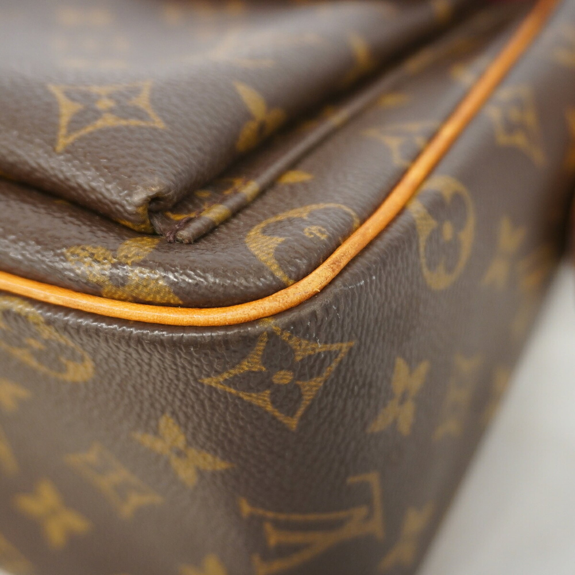 Louis Vuitton Brown Shoulder Bag (Pre-Owned)