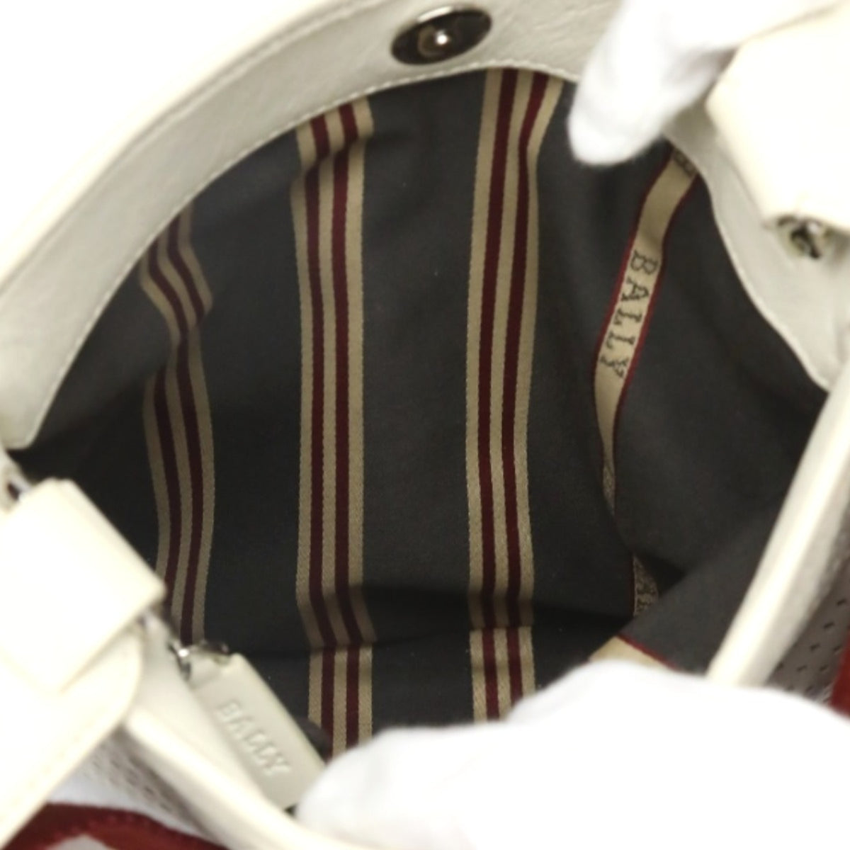 Bally White Leather Shoulder Bag (Pre-Owned)
