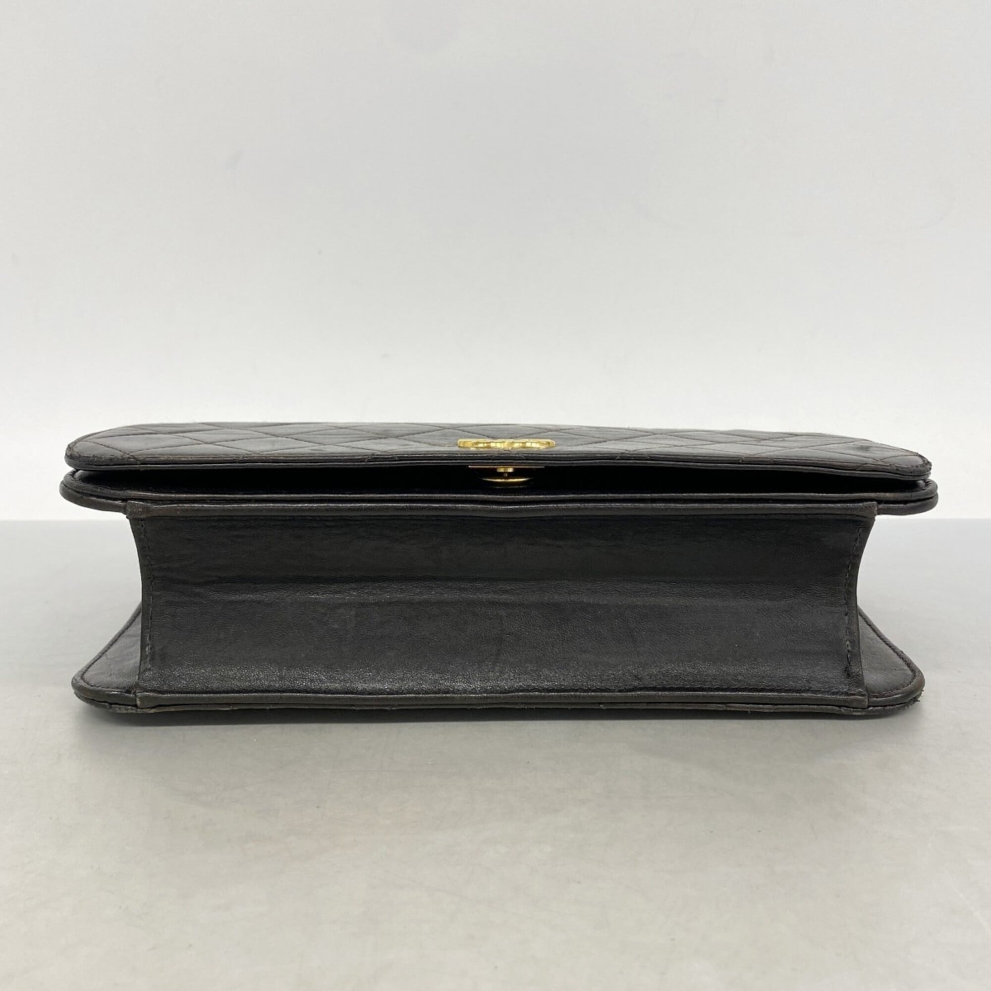 Chanel Black Leather Shoulder Bag (Pre-Owned)