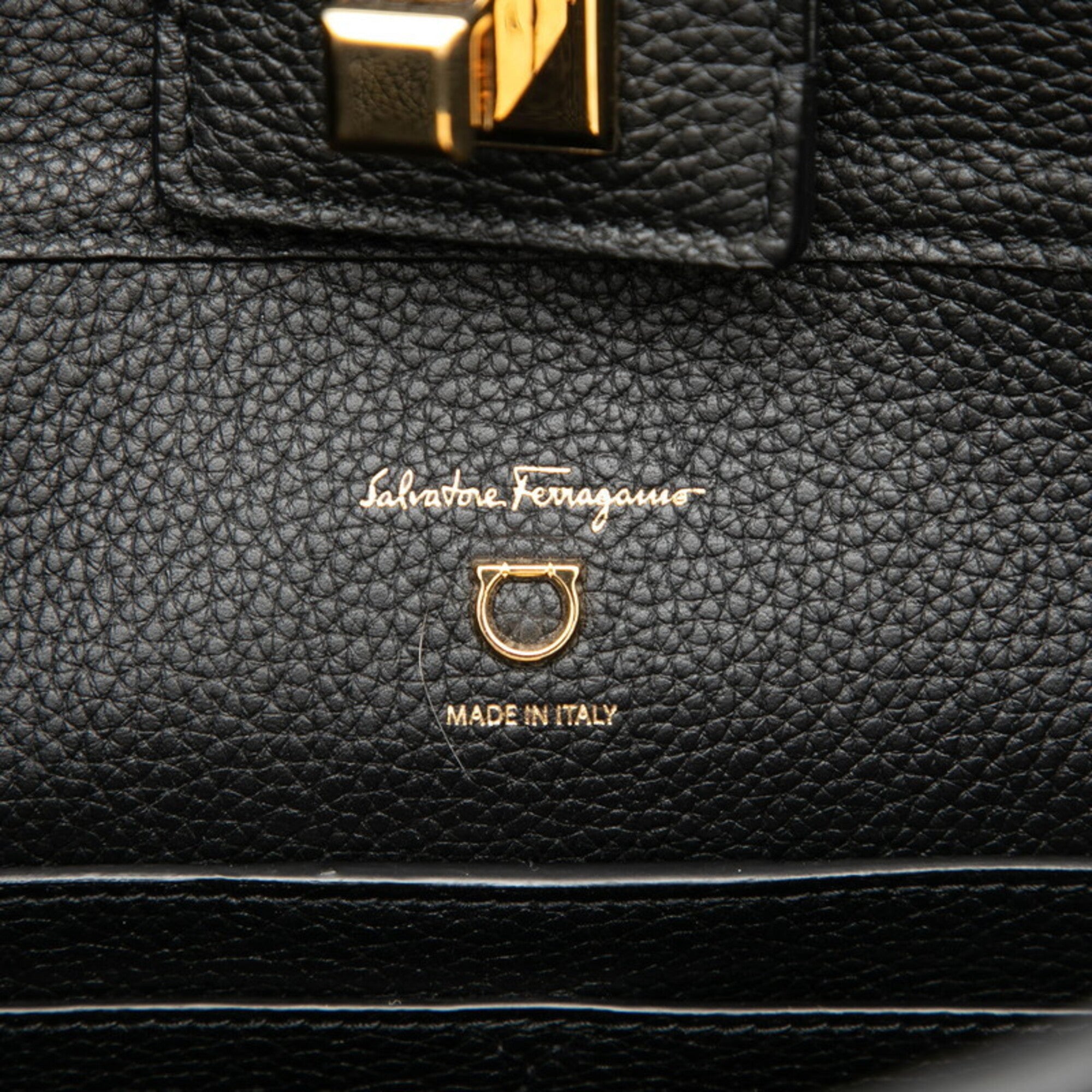 Salvatore Ferragamo Black Leather Shoulder Bag (Pre-Owned)