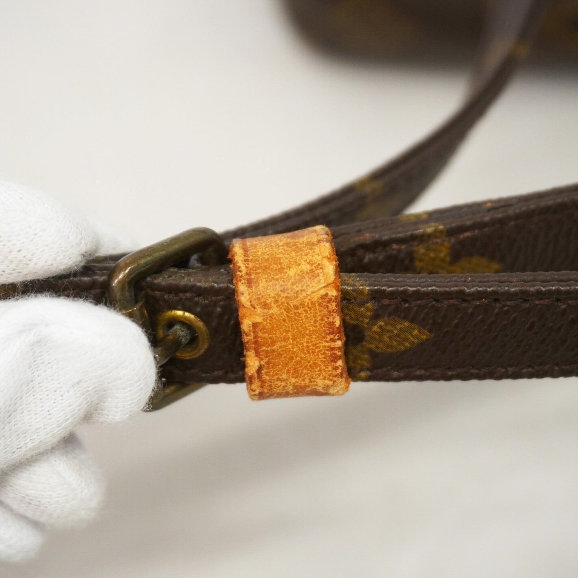 Louis Vuitton Brown Shoulder Bag (Pre-Owned)