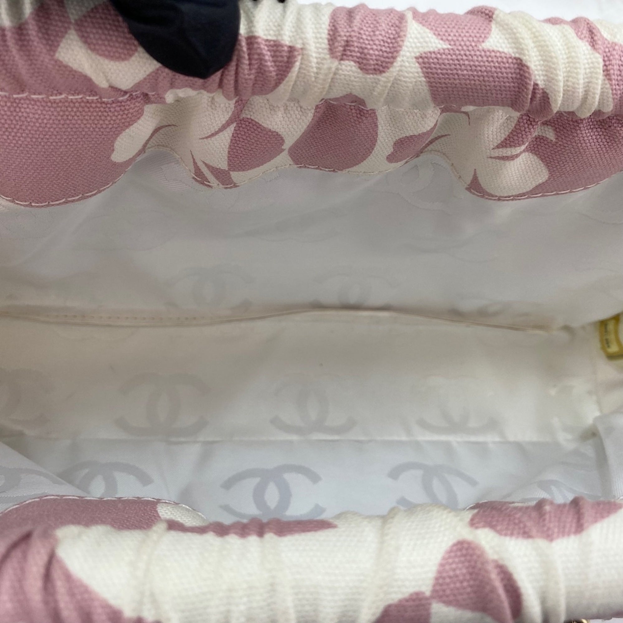 Chanel Pink Shoulder Bag (Pre-Owned)