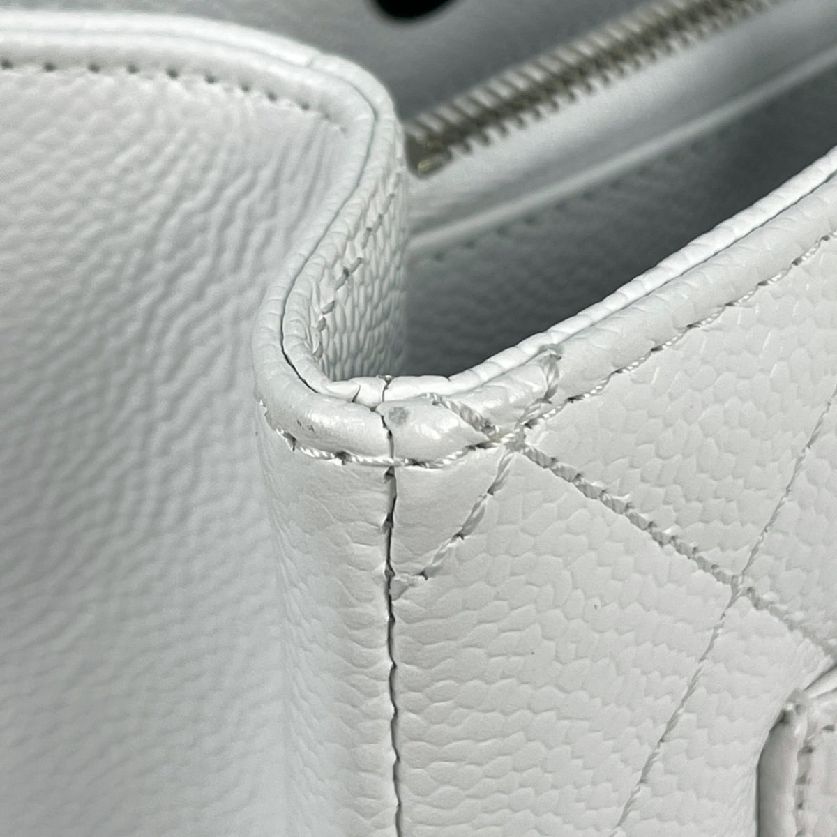 Chanel White Grained Calfskin Tote Bag (Pre-Owned)