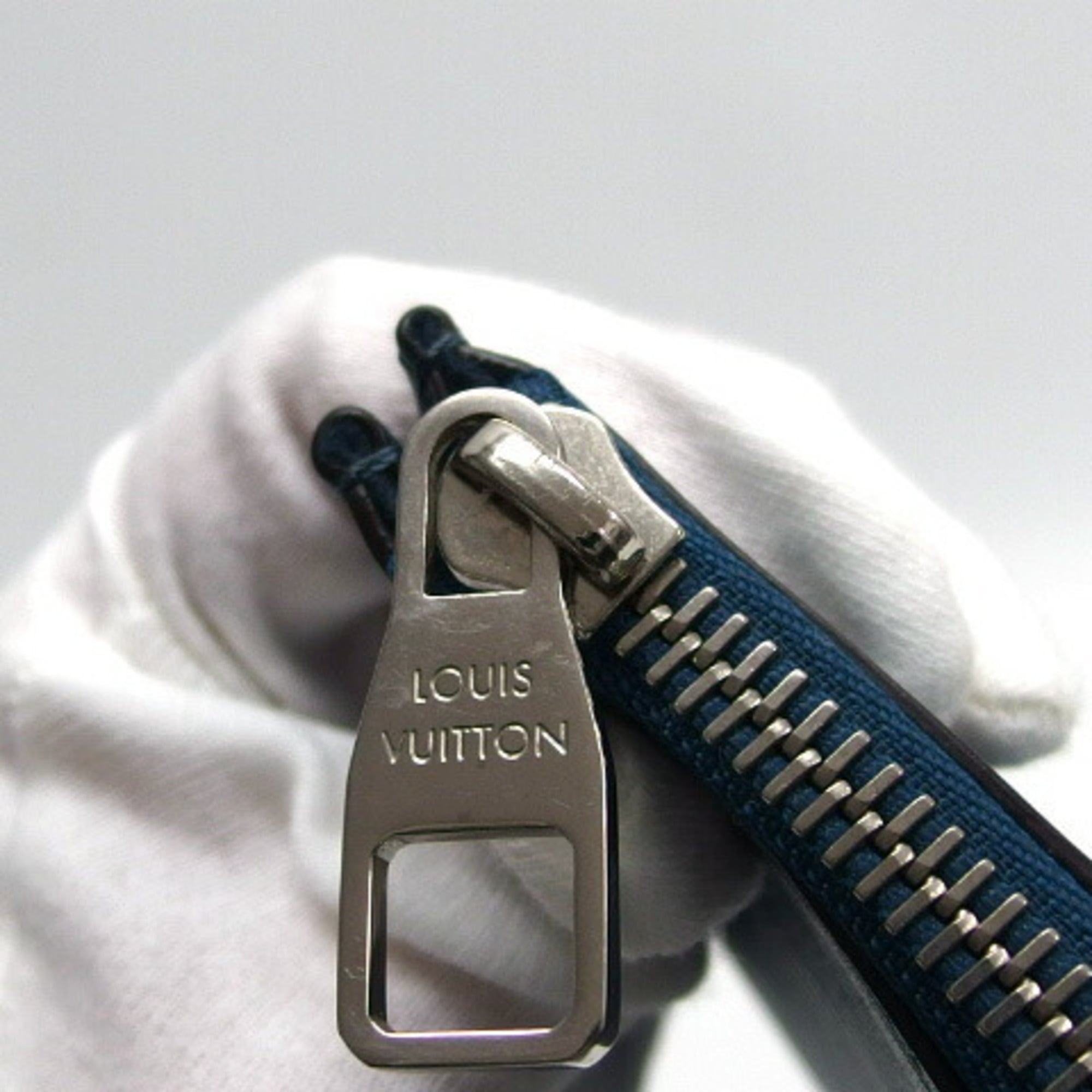 Louis Vuitton Epi Bleu Celeste Epi Leather Clutch Bag Pochette (Pre-Owned)