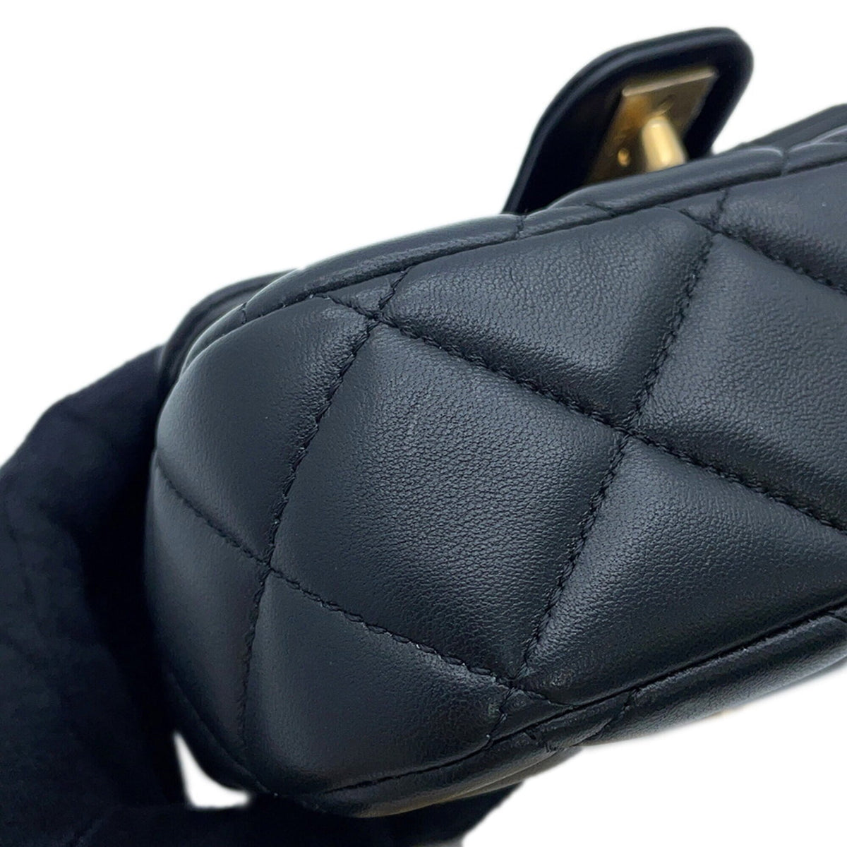 Chanel Black Leather Shoulder Bag (Pre-Owned)