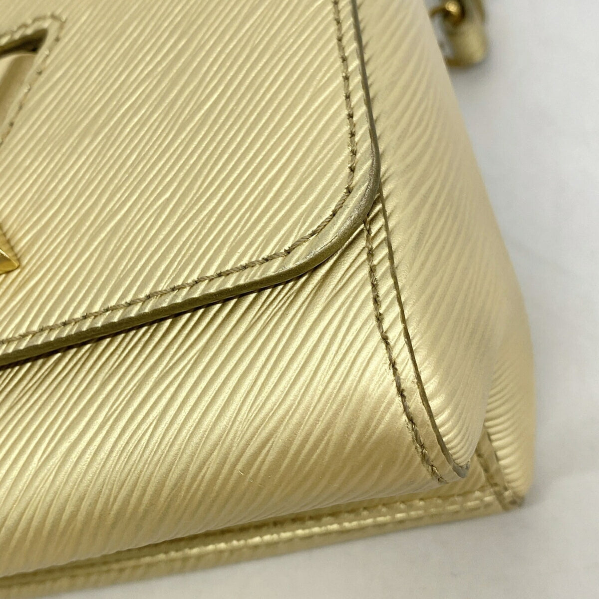 Louis Vuitton Gold Shoulder Bag (Pre-Owned)