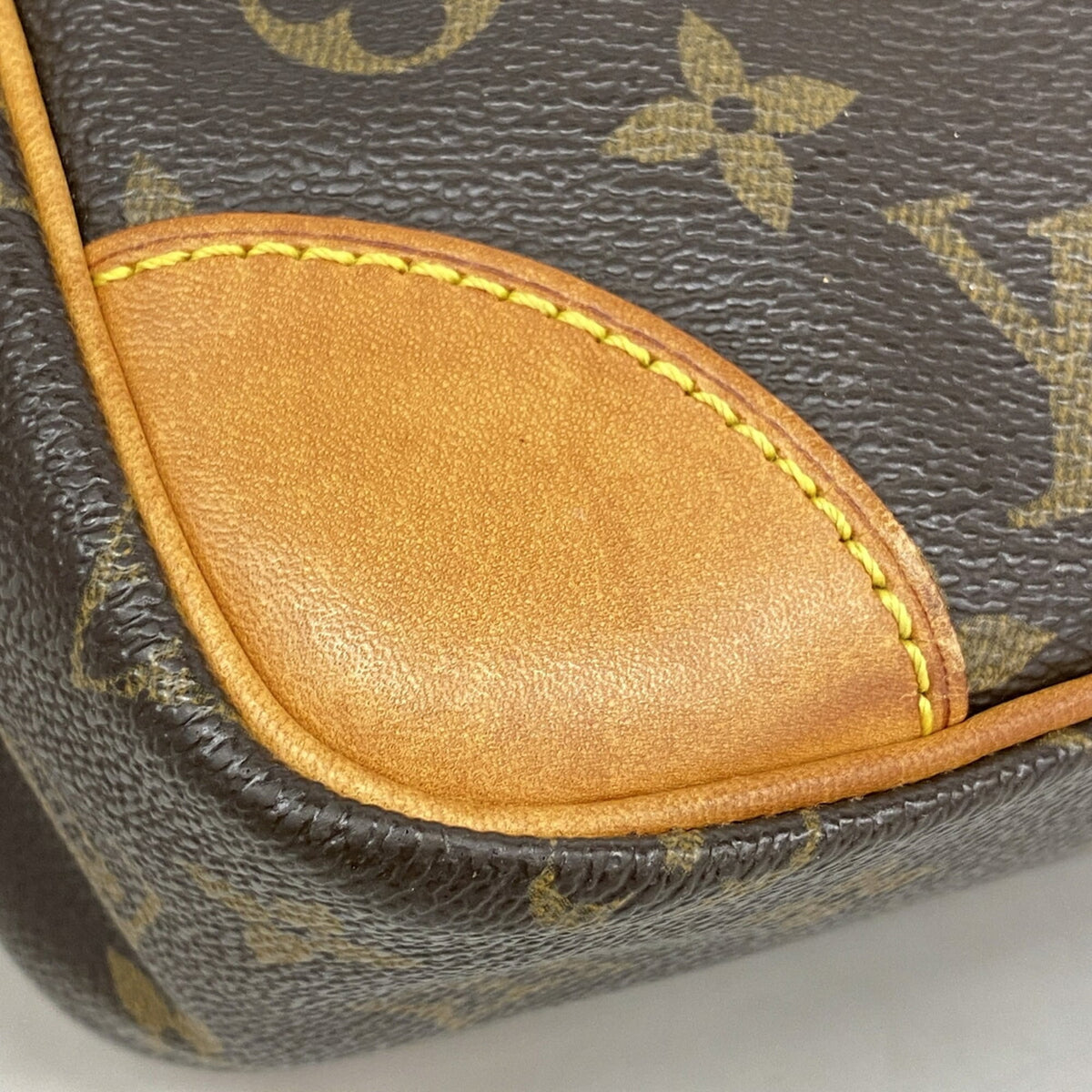 Louis Vuitton Brown Shoulder Bag (Pre-Owned)