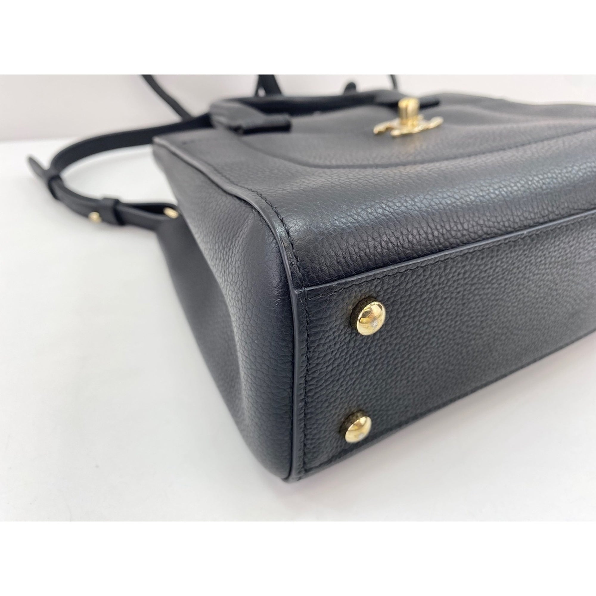 Chanel Black Handbag (Pre-Owned)