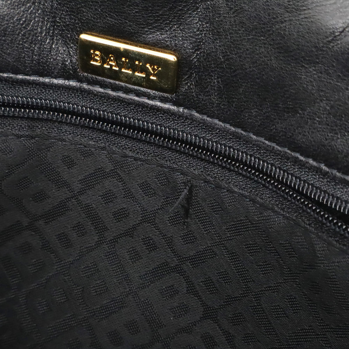 Bally Black Leather Handbag (Pre-Owned)