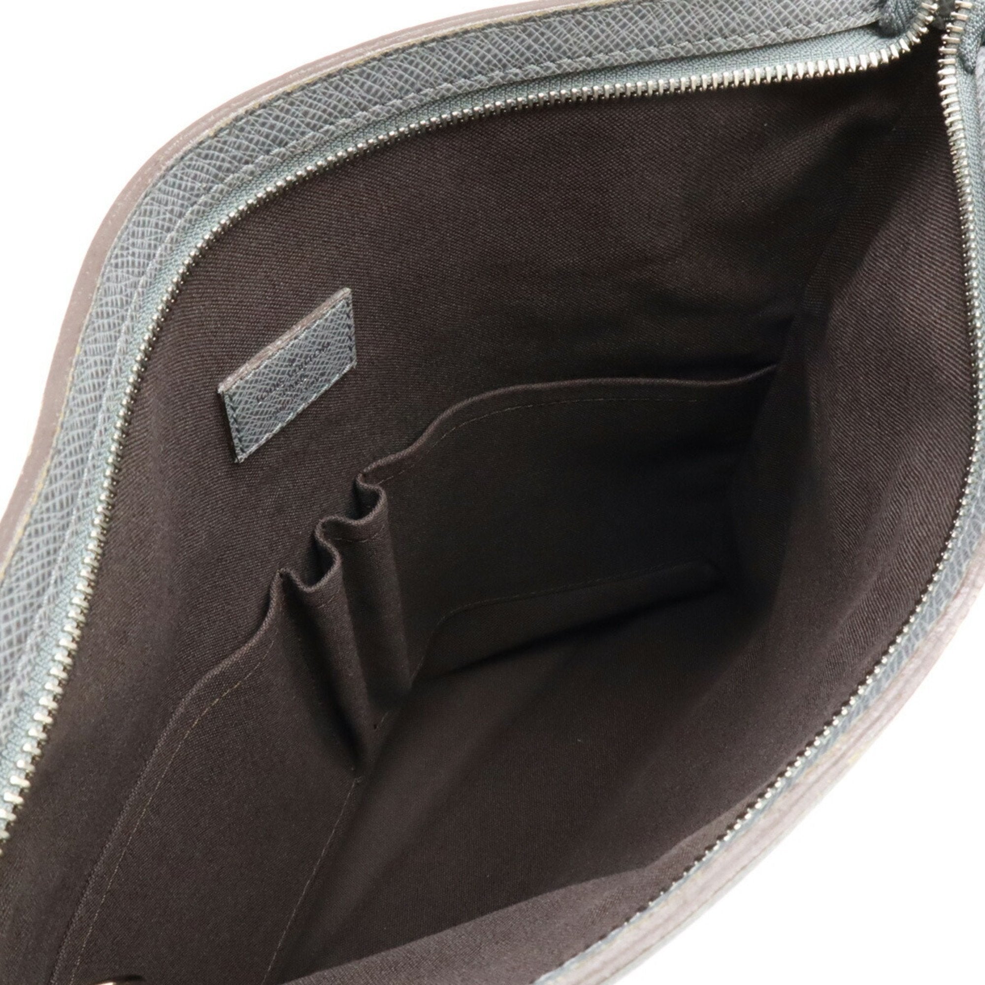 Louis Vuitton Taiga Glacier Taiga Leather Shoulder Bag (Pre-Owned)