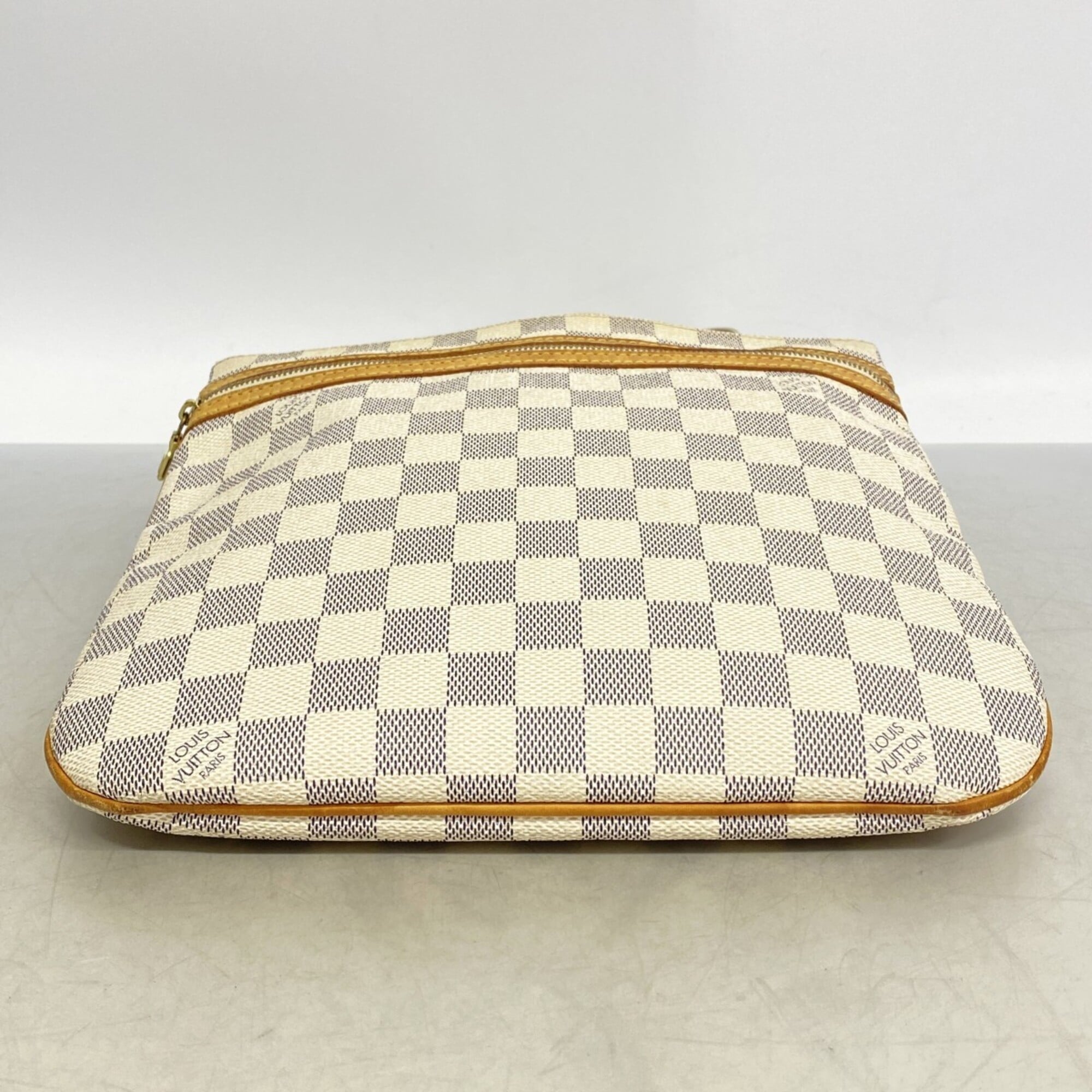 Louis Vuitton White Shoulder Bag (Pre-Owned)
