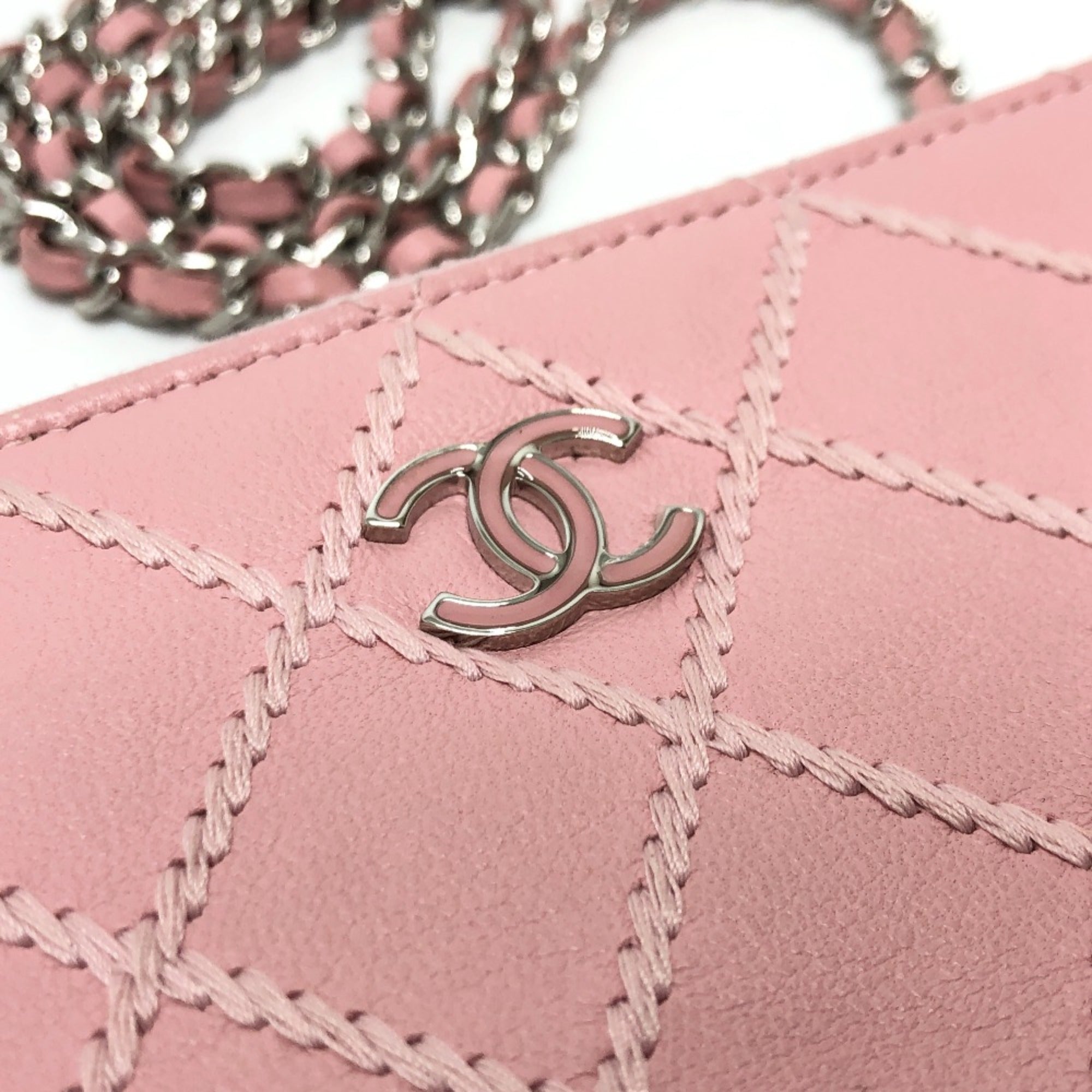 Chanel Pink Leather Shoulder Bag (Pre-Owned)