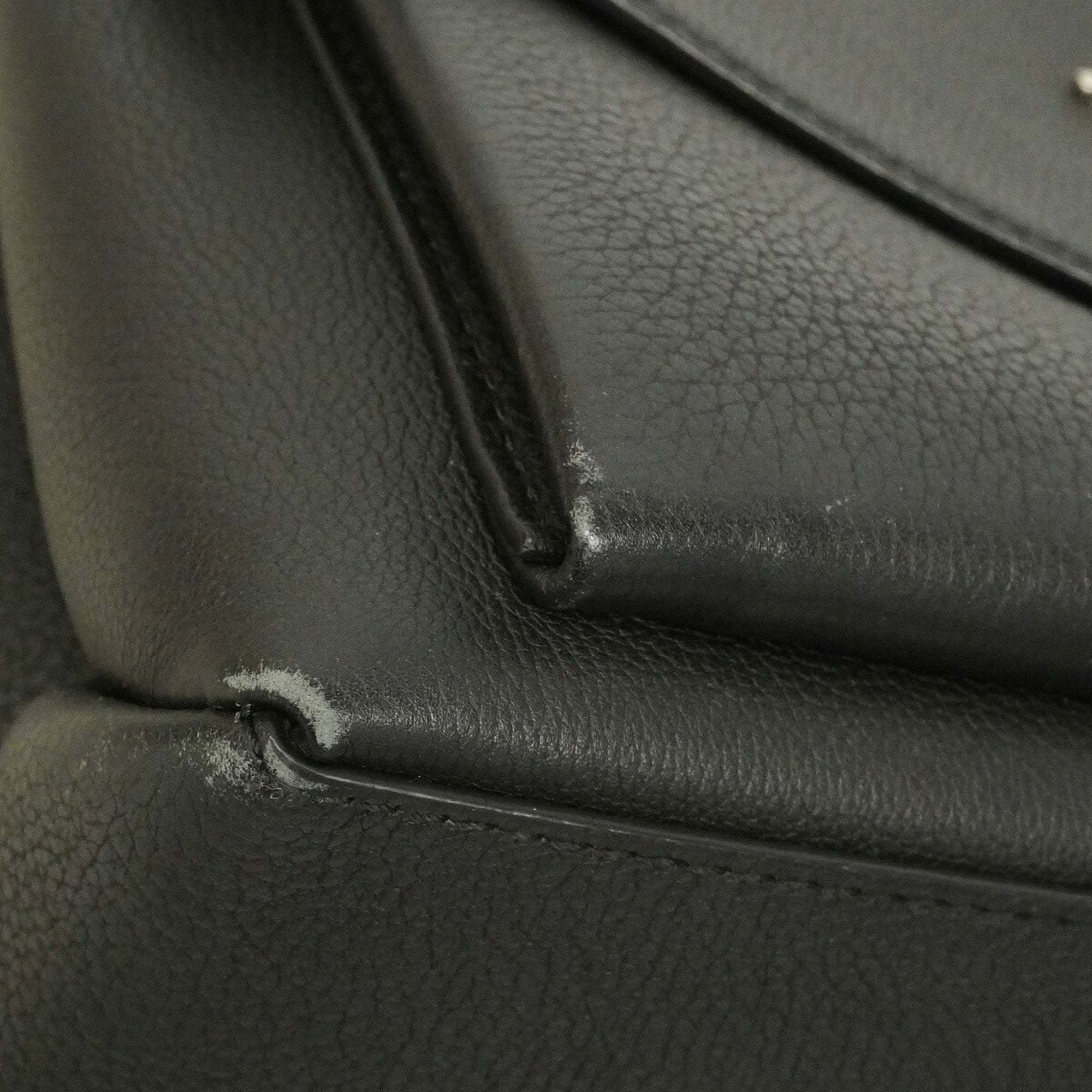 Louis Vuitton Noir Handbag (Pre-Owned)