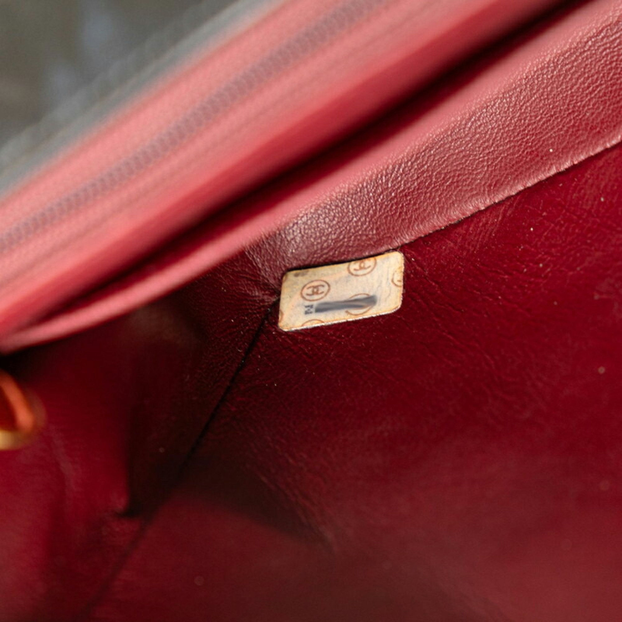 Chanel Black Leather Shoulder Bag (Pre-Owned)