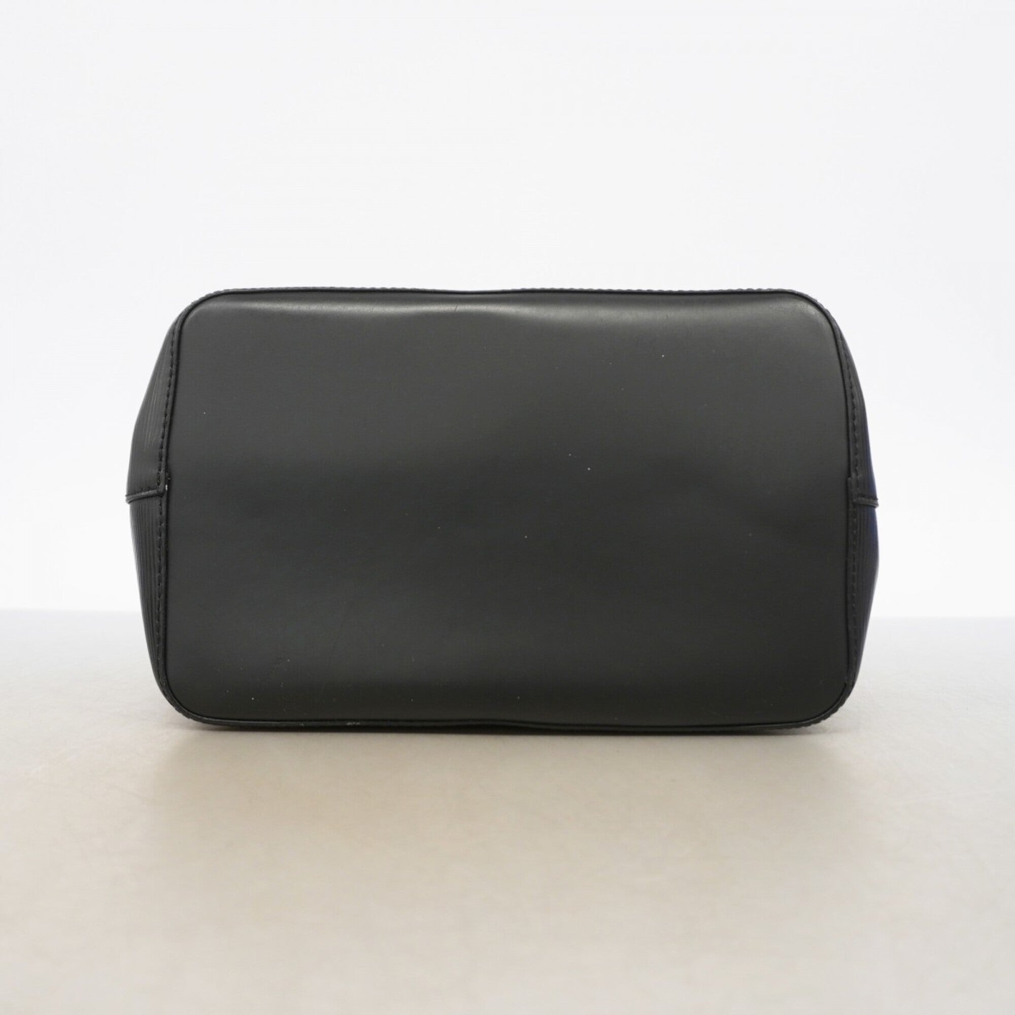 Louis Vuitton Noir Handbag (Pre-Owned)