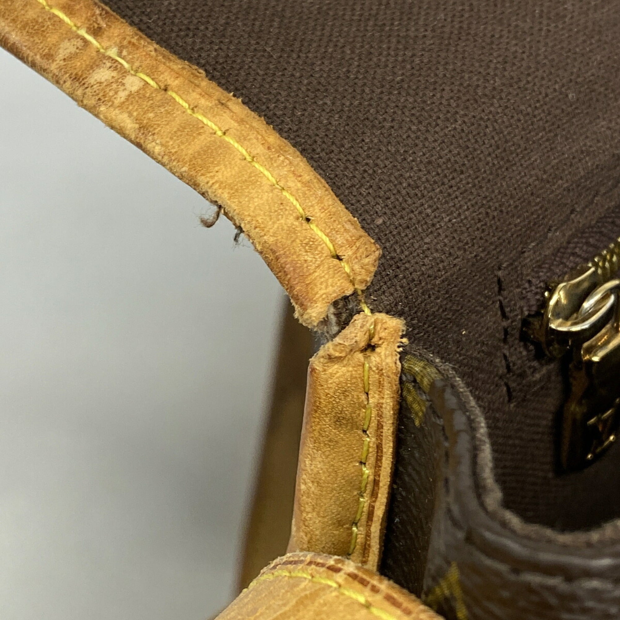 Louis Vuitton Brown Shoulder Bag (Pre-Owned)